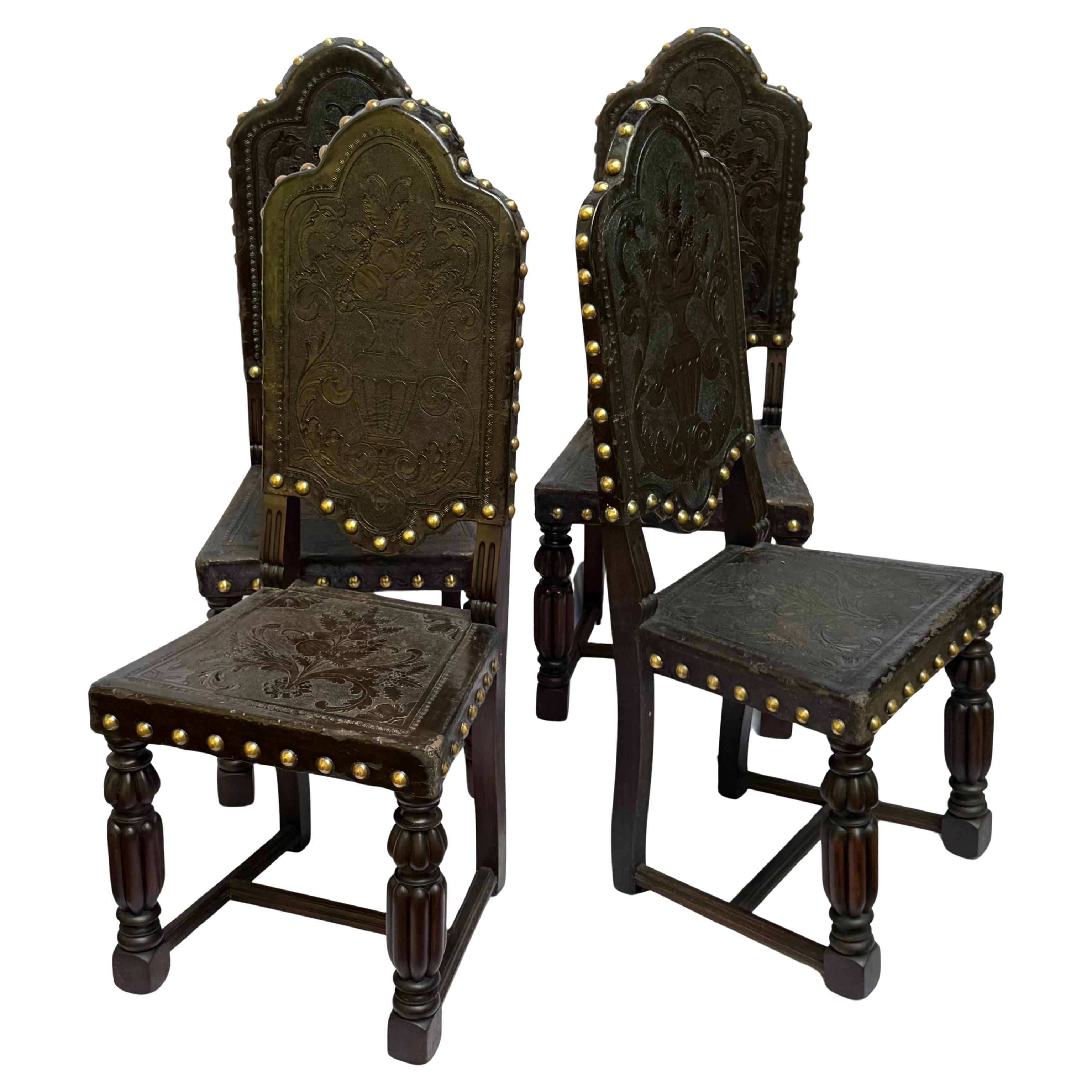 Satz von vier italienischen Stühlen im Renaissance-Stil Italien, CIRCA 1920-1930 (Italienisch) im Angebot