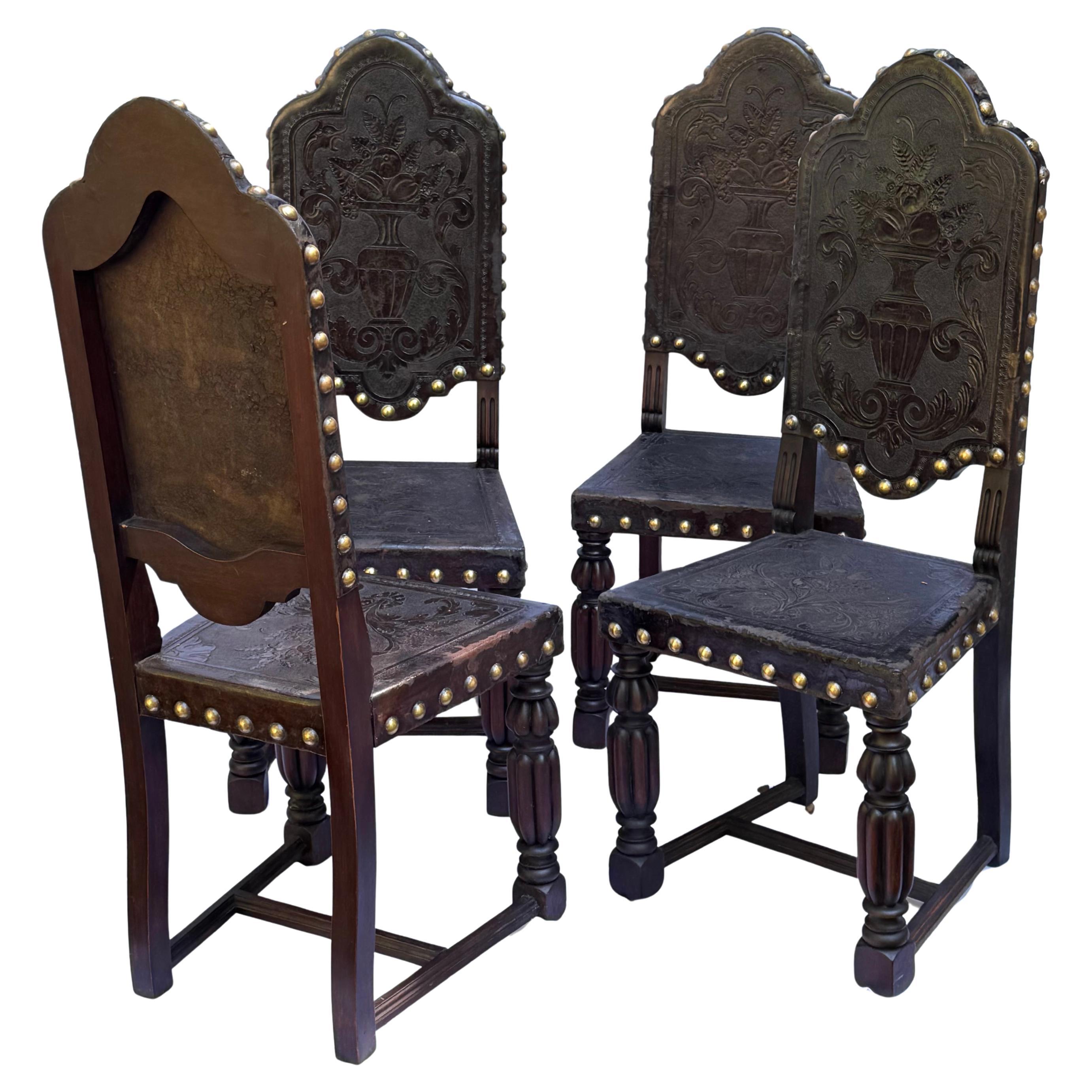 Satz von vier italienischen Stühlen im Renaissance-Stil Italien, CIRCA 1920-1930 im Zustand „Relativ gut“ im Angebot in Rio De Janeiro, BR