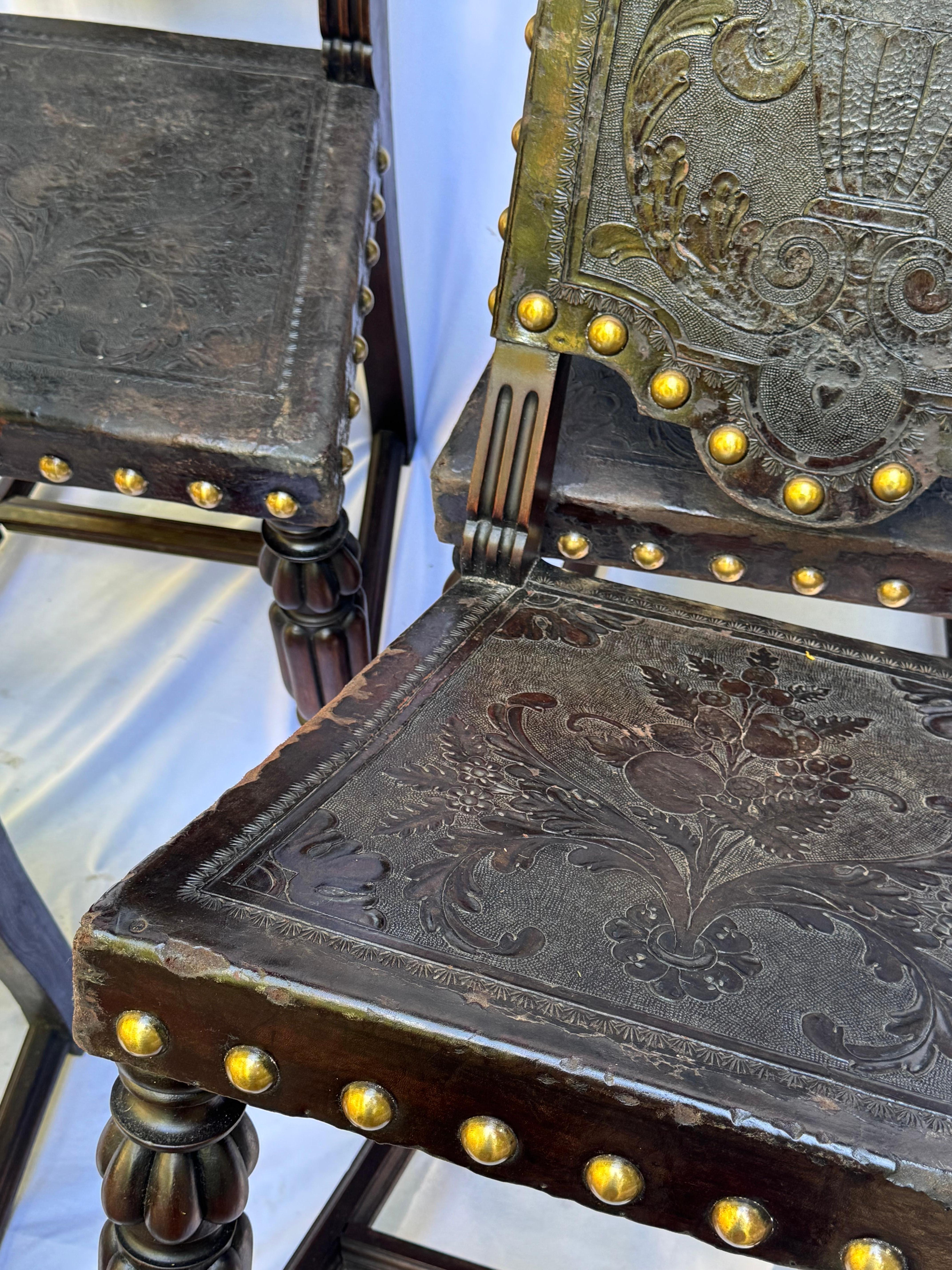 Satz von vier italienischen Stühlen im Renaissance-Stil Italien, CIRCA 1920-1930 (Leder) im Angebot