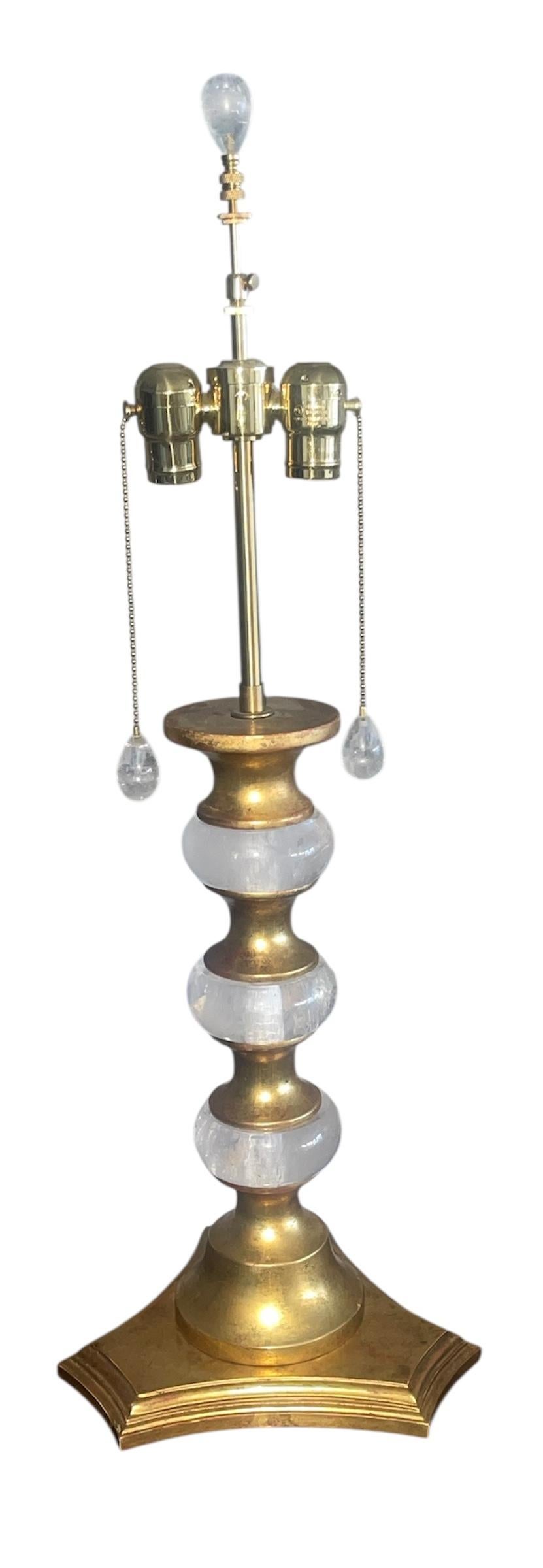 Paire de lampes de table italiennes en cristal de roche et bois doré avec feuilles d'or 22K. 1980's. Excellent état - En vente à Los Angeles, CA