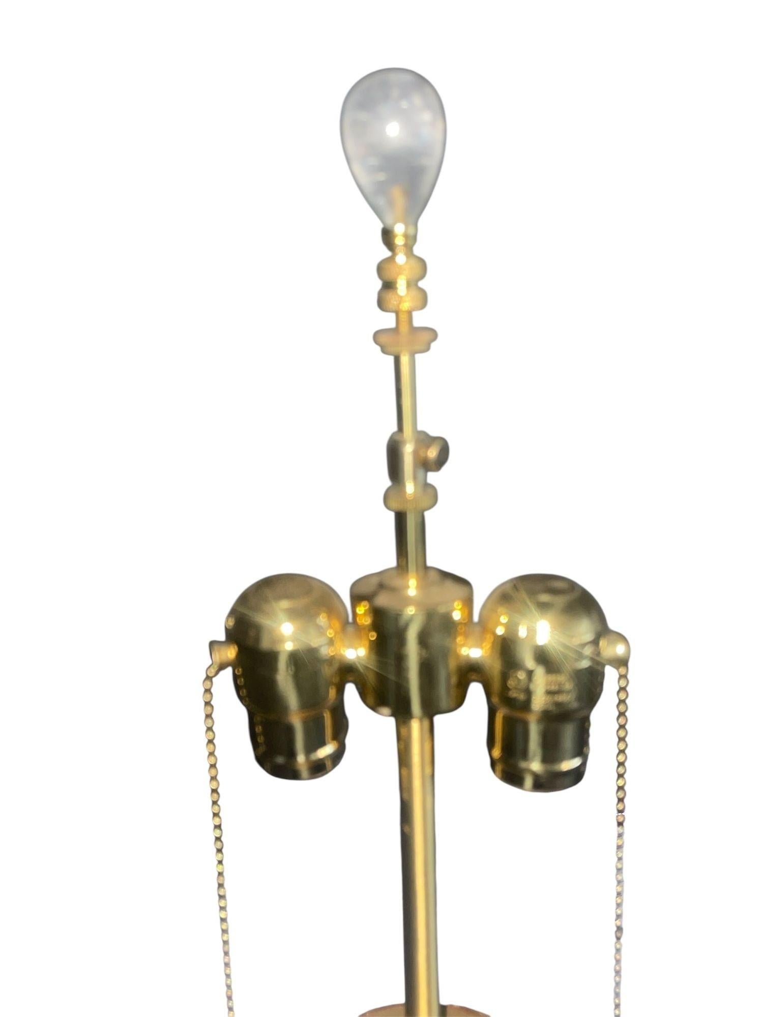 Fin du 20e siècle Paire de lampes de table italiennes en cristal de roche et bois doré avec feuilles d'or 22K. 1980's. en vente