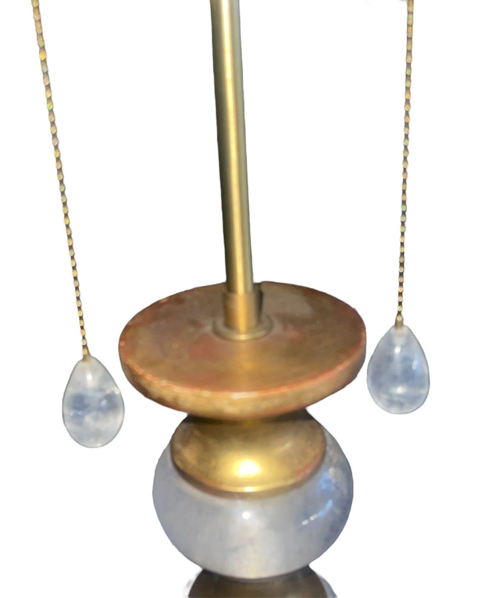 Cristal de roche Paire de lampes de table italiennes en cristal de roche et bois doré avec feuilles d'or 22K. 1980's. en vente
