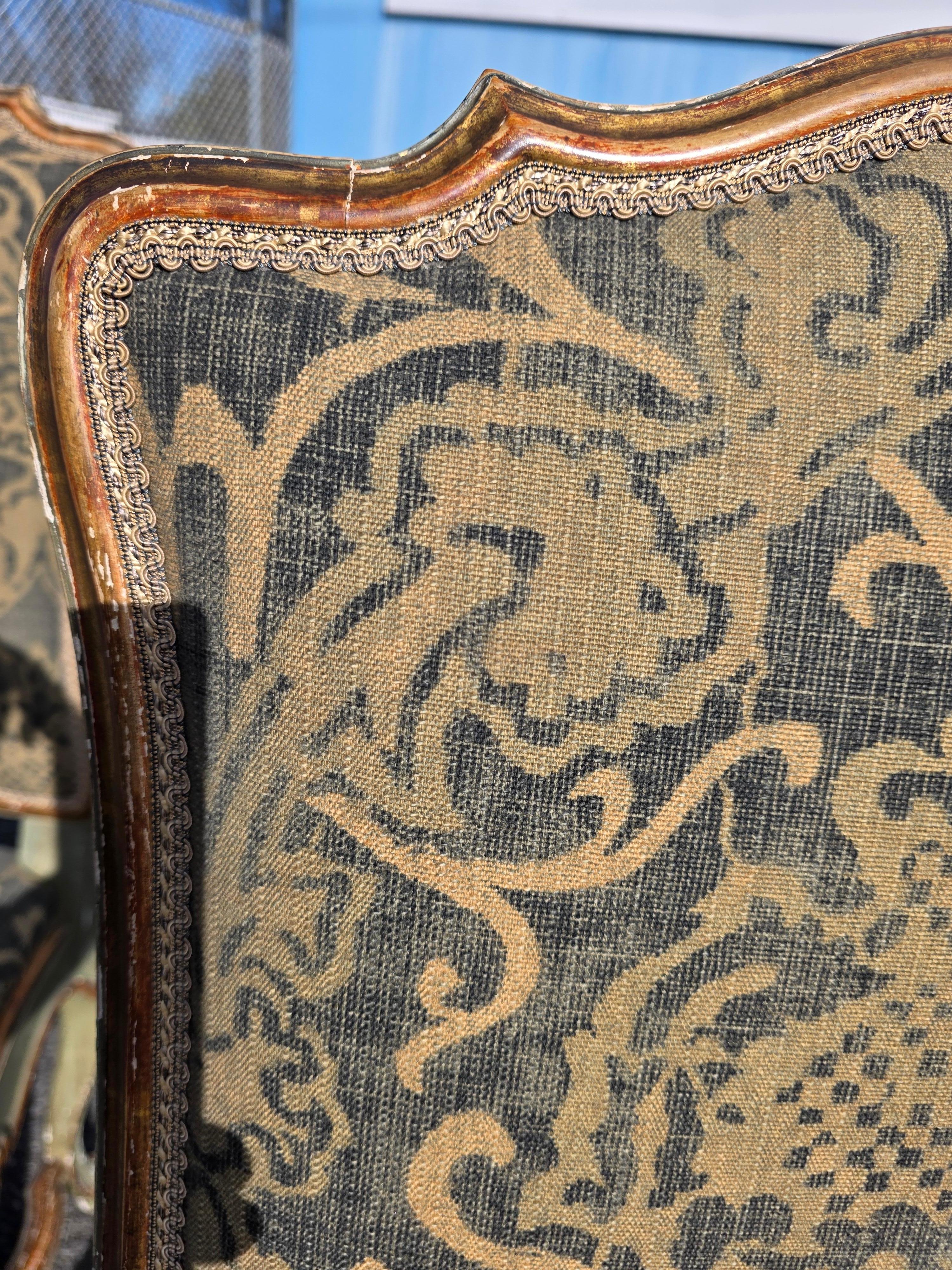 Ensemble de quatre chaises italiennes rococo peintes et dorées Venise en vente 3