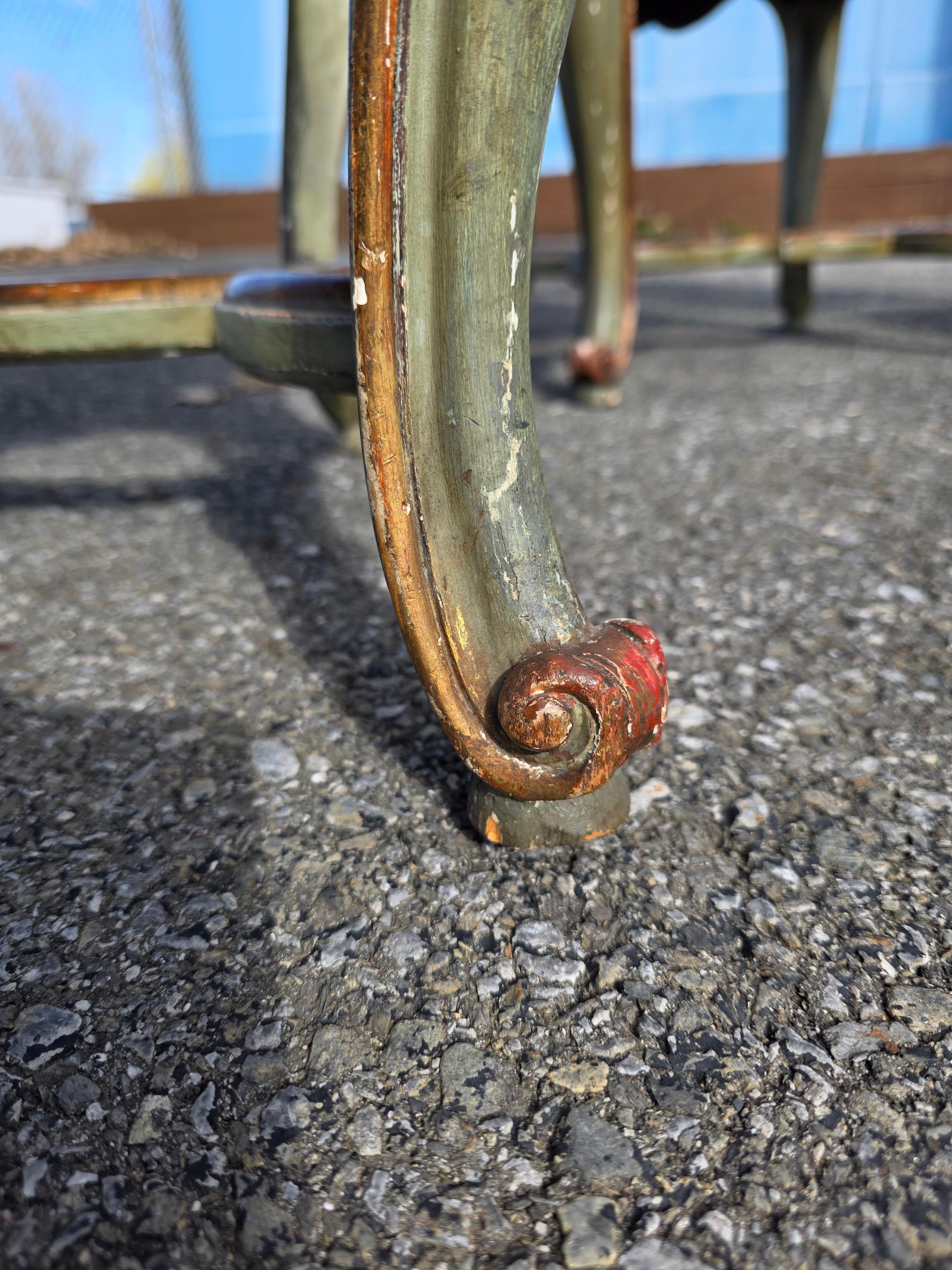 Ensemble de quatre chaises italiennes rococo peintes et dorées Venise en vente 4