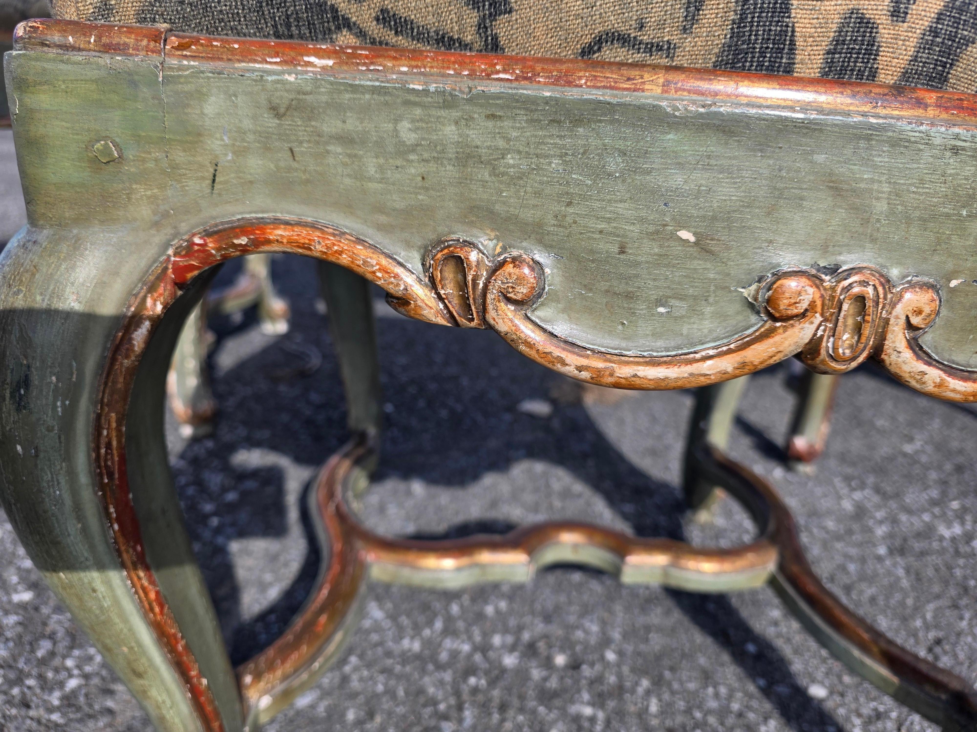 Ensemble de quatre chaises italiennes rococo peintes et dorées Venise en vente 5