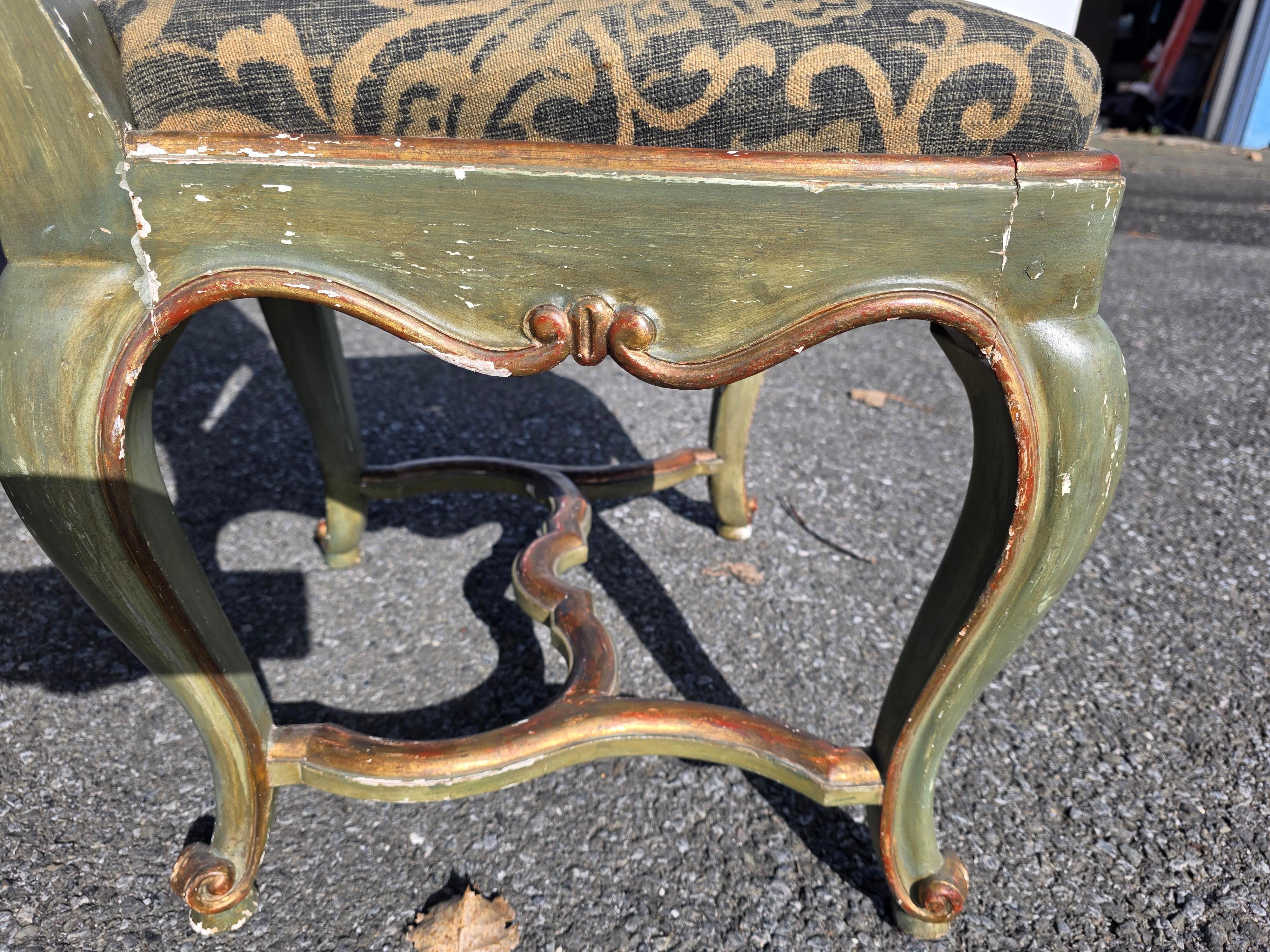 Ensemble de quatre chaises italiennes rococo peintes et dorées Venise en vente 6