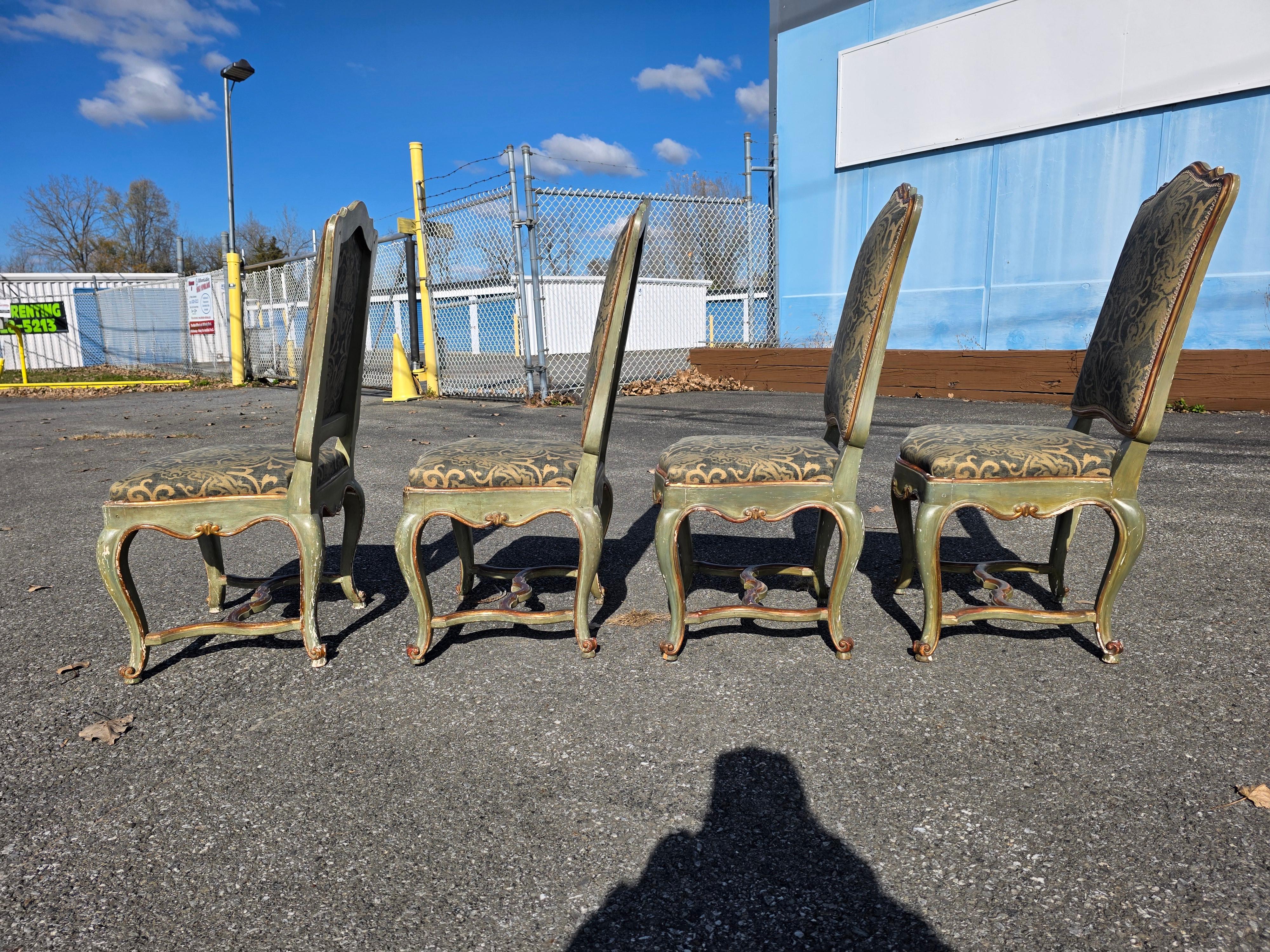 Ensemble de quatre chaises italiennes rococo peintes et dorées Venise en vente 7