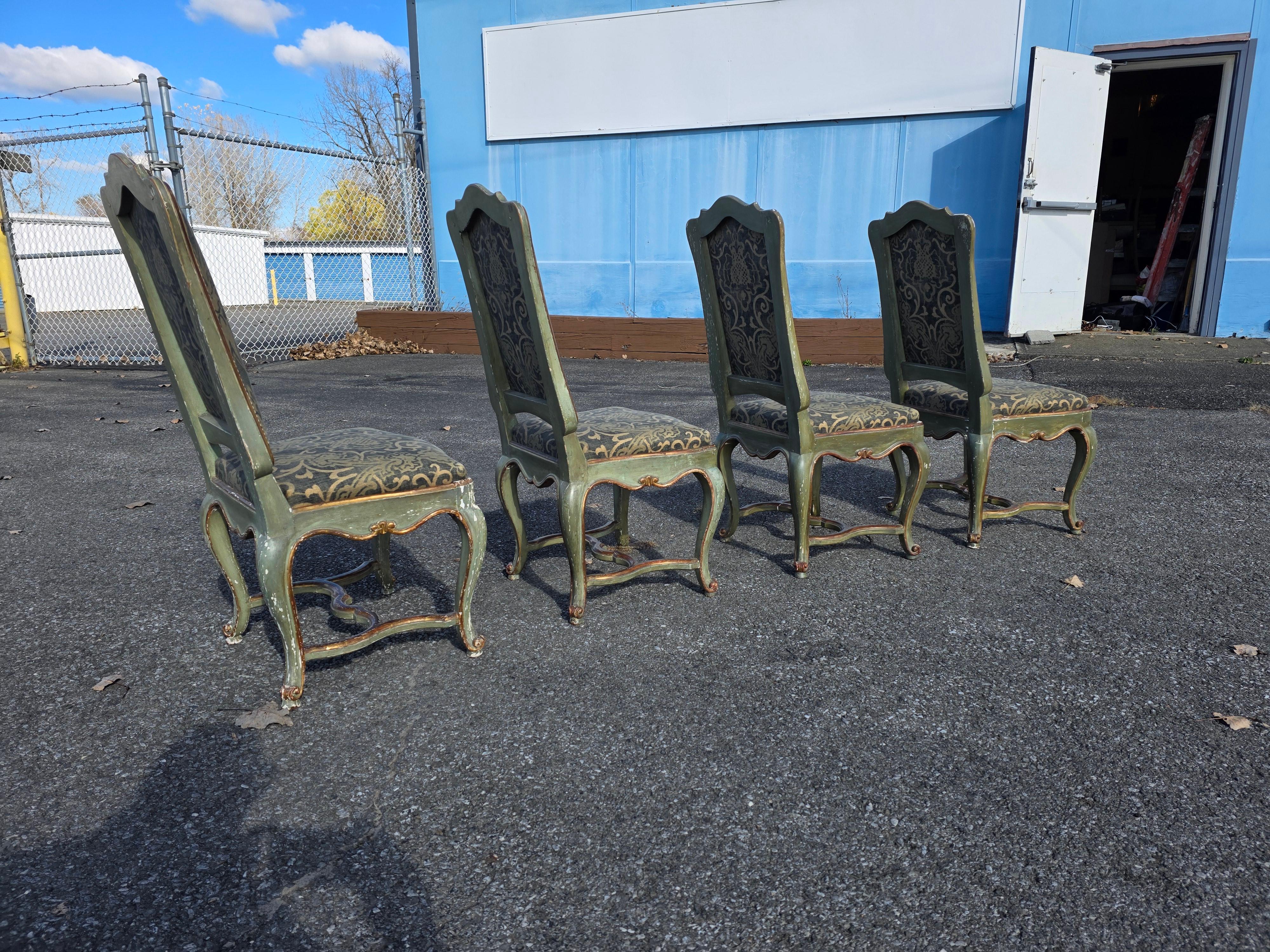 Ensemble de quatre chaises italiennes rococo peintes et dorées Venise en vente 8