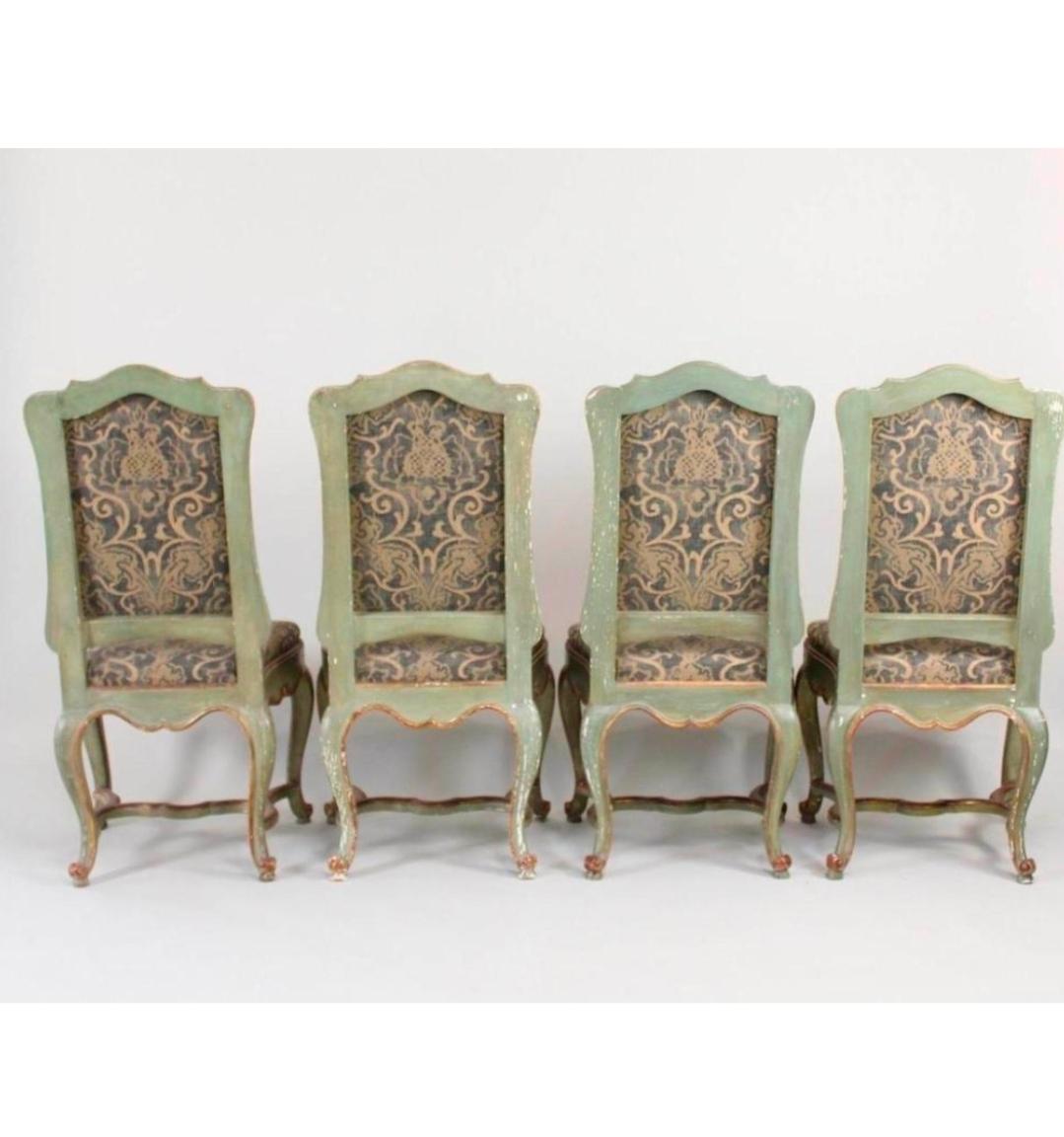 Ensemble de quatre chaises italiennes rococo peintes et dorées Venise en vente 10