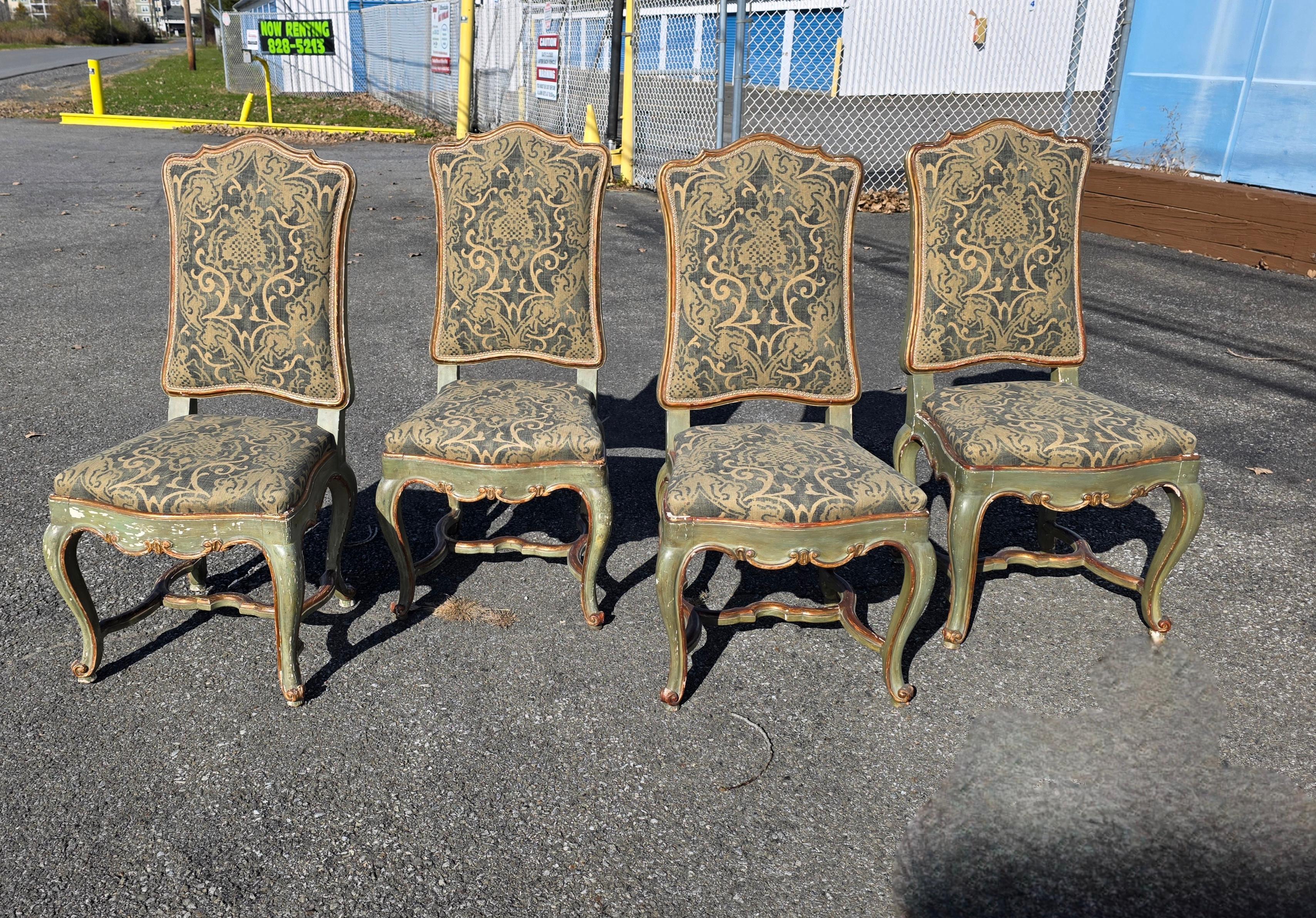 Ensemble de quatre chaises italiennes du XVIIIe siècle, peintes et dorées à la main, vénitiennes. Ces magnifiques chaises sont dotées d'un cadre en bois sculpté avec de jolis détails. La surface est peinte en vert avec des dorures. La construction