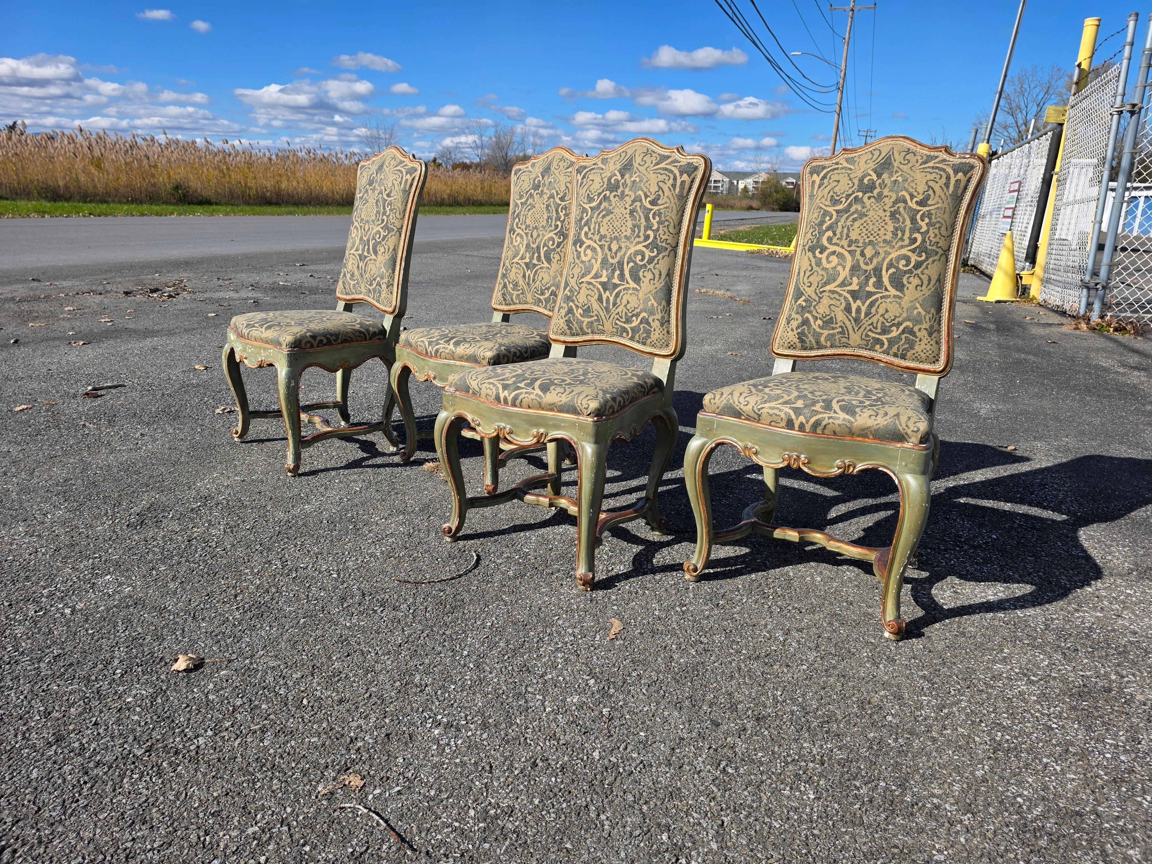 Rococo Ensemble de quatre chaises italiennes rococo peintes et dorées Venise en vente