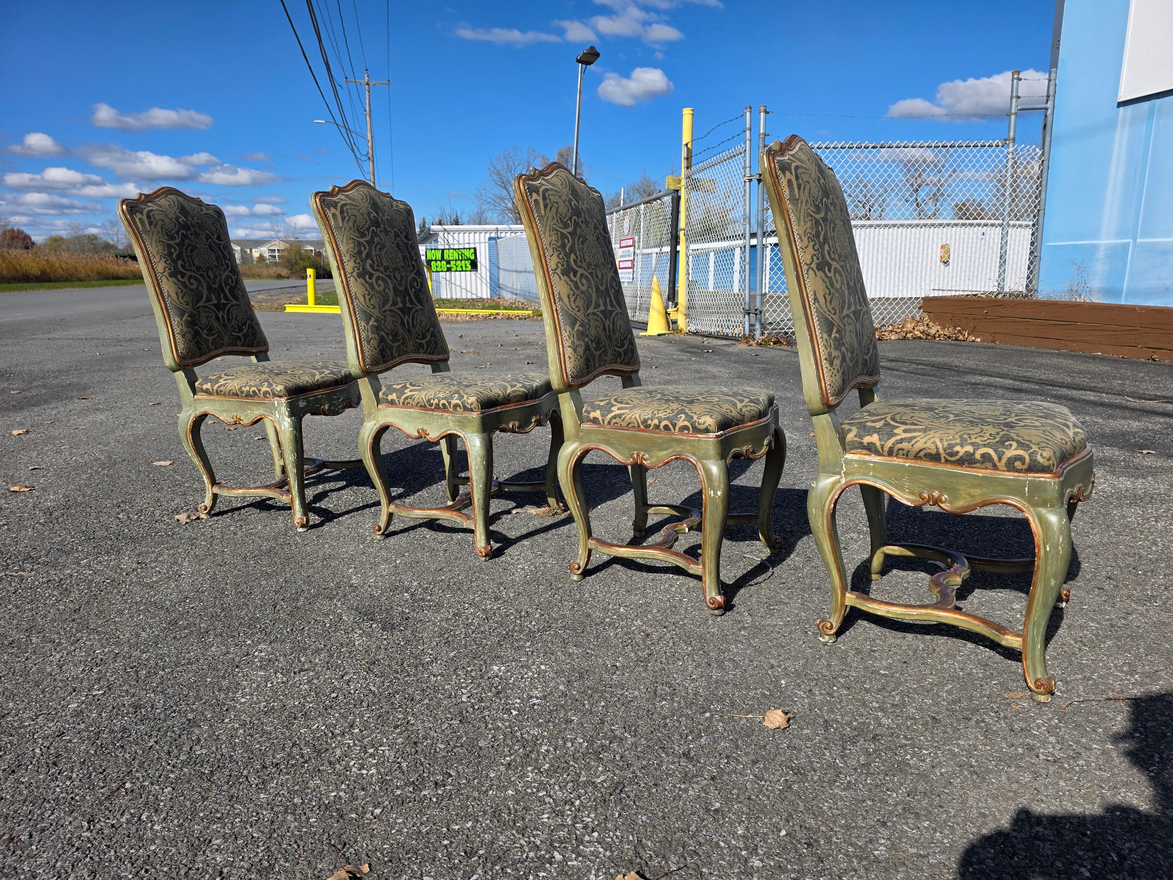 Fait main Ensemble de quatre chaises italiennes rococo peintes et dorées Venise en vente