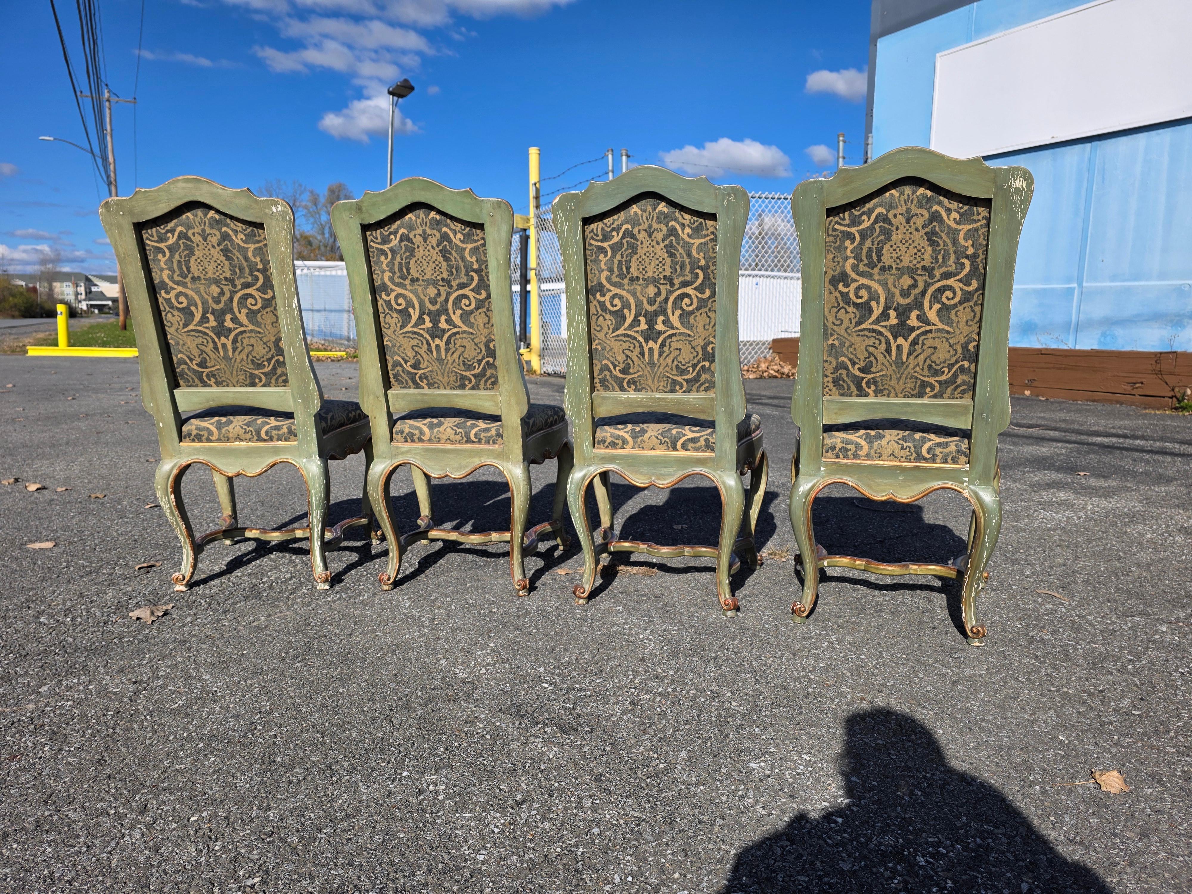 Ensemble de quatre chaises italiennes rococo peintes et dorées Venise Bon état - En vente à Hudson, NY