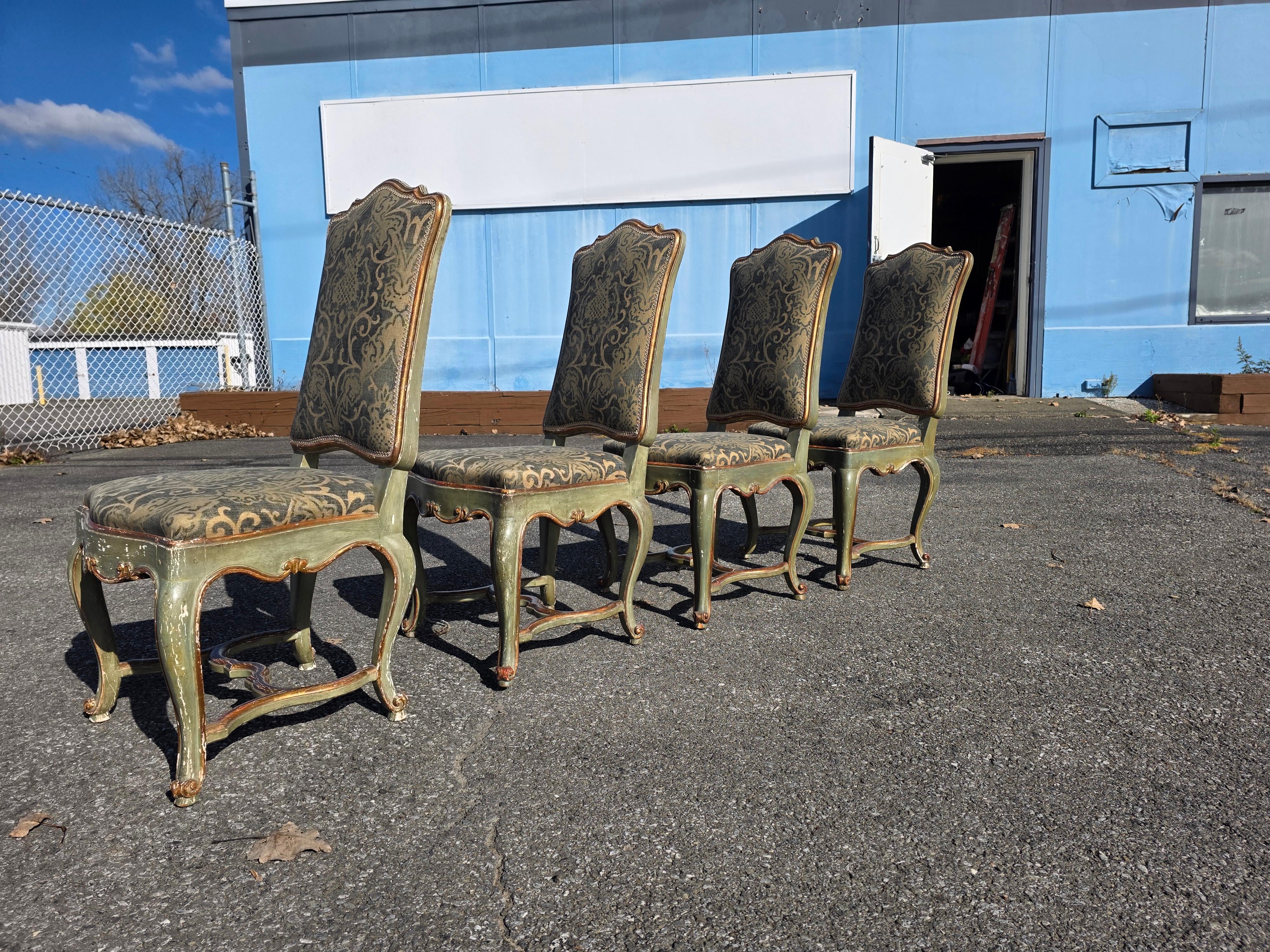 XVIIIe siècle et antérieur Ensemble de quatre chaises italiennes rococo peintes et dorées Venise en vente