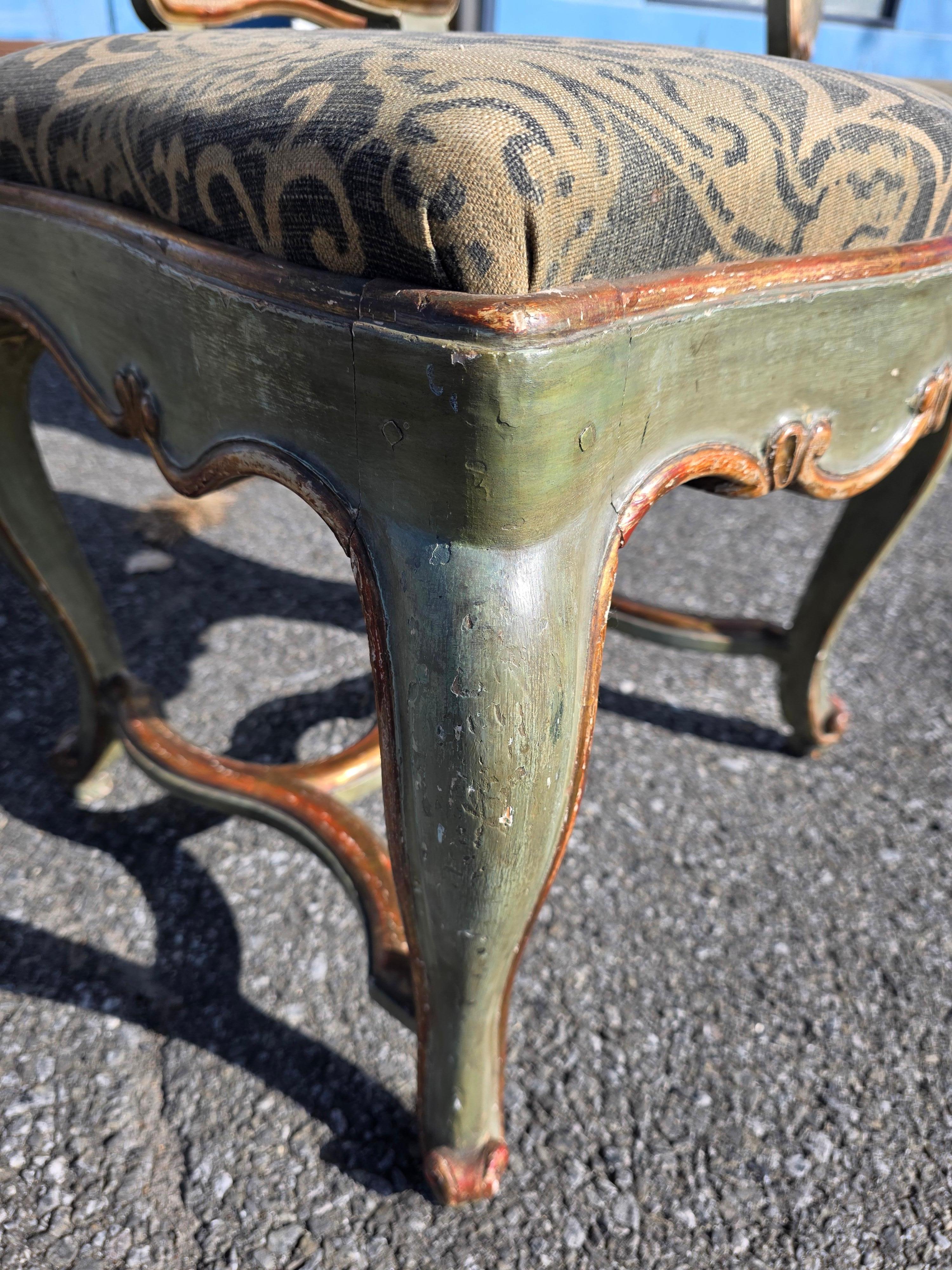 Ensemble de quatre chaises italiennes rococo peintes et dorées Venise en vente 1