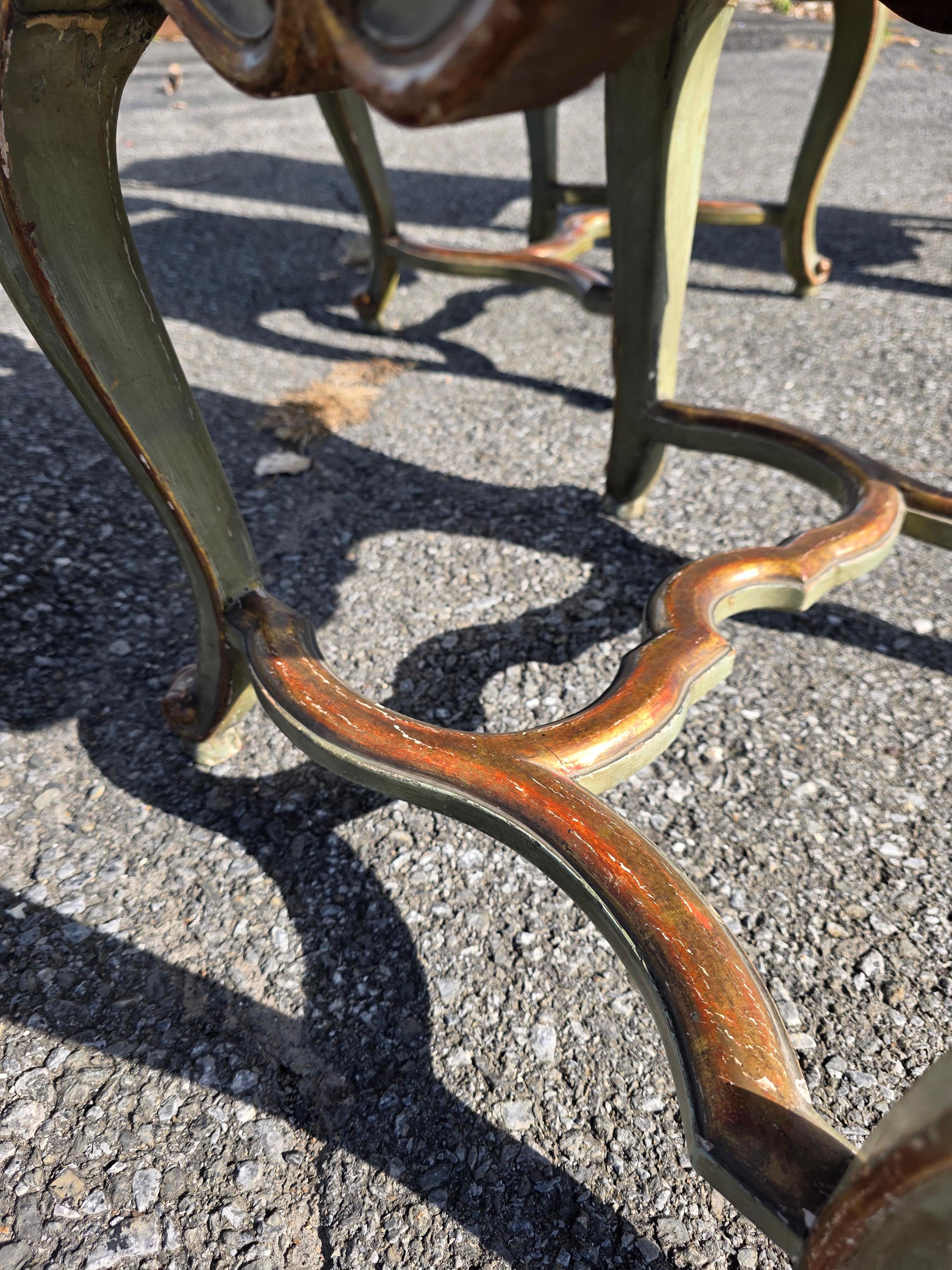 Ensemble de quatre chaises italiennes rococo peintes et dorées Venise en vente 2