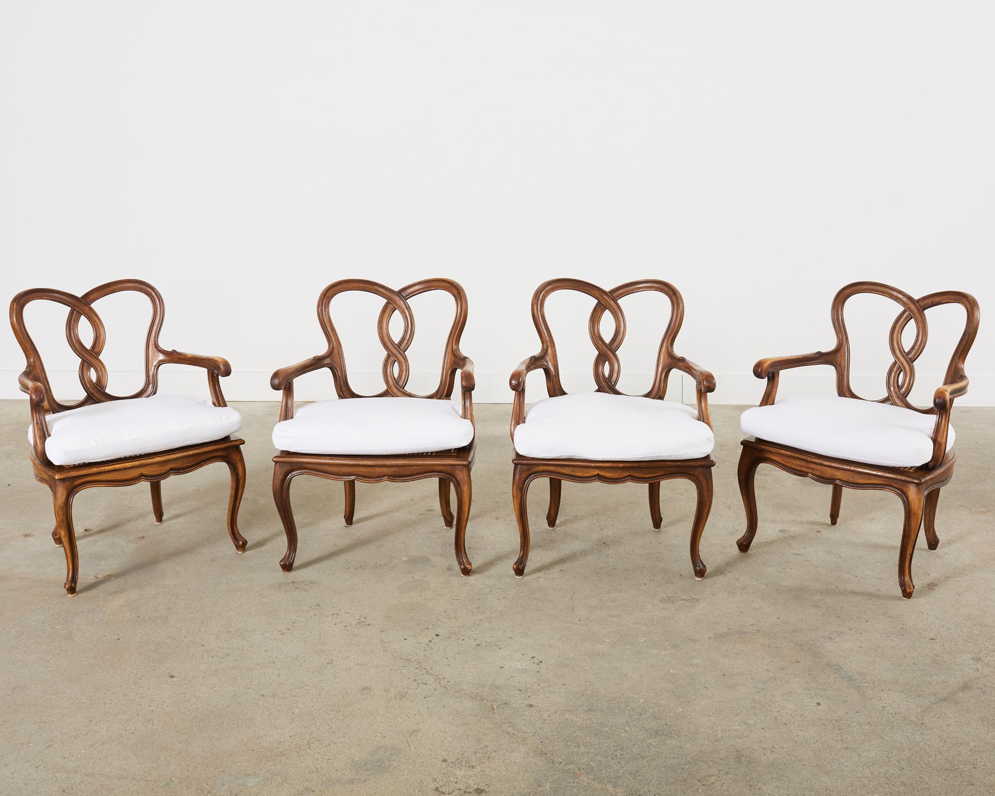 Satz von vier italienischen Sesseln aus venezianischem Nussbaumholz im Rokoko-Stil  (Handgefertigt) im Angebot