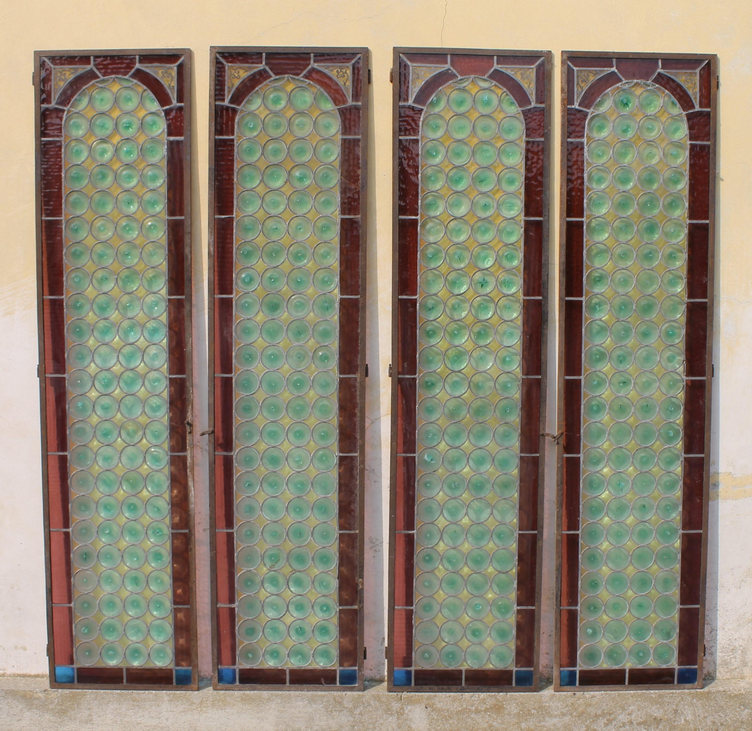 Satz von vier italienischen Glasfenstertüren, Italien um 1890

Maße: Jede Tür/Platte misst Höhe cm. 210,5, Breite cm. 51 und knapp cm. 2 dick.