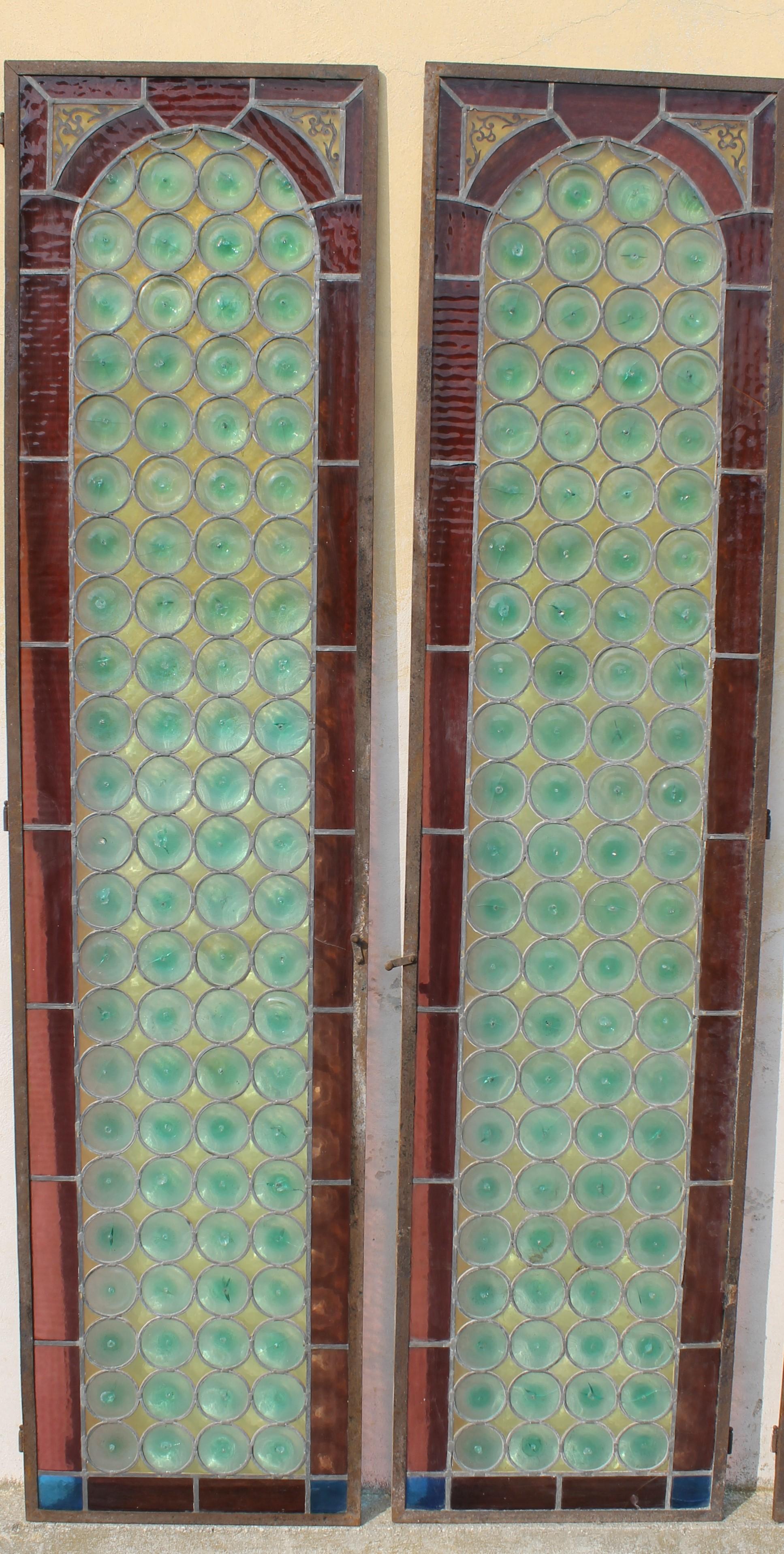 Satz von vier italienischen Tür- und Fenstertafeln aus Buntglas, Italien um 1890 (Arts and Crafts) im Angebot