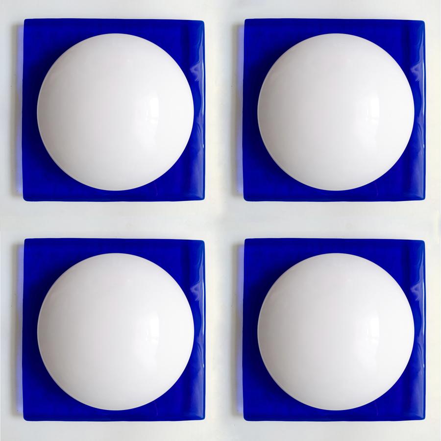Satz von vier Vintage Space Age mundgeblasenen runden Opal weiß und quadratisch texturiert blau Glas Wand oder Decke flush mount.
Italien, 1970er-1980er Jahre.
Lampenfassung: Eine E27 (US E26).