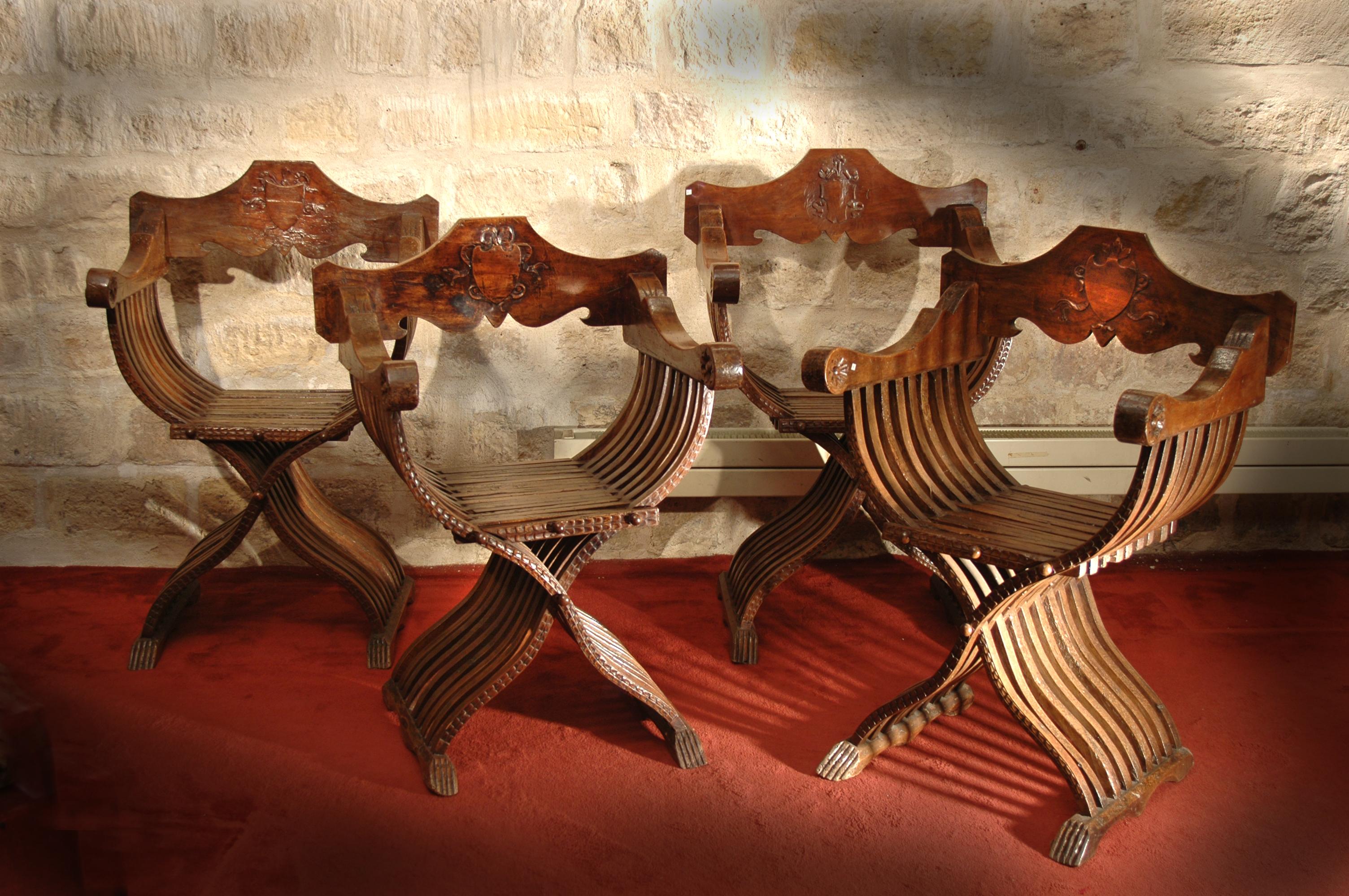 18th Century and Earlier Set of Four Italian Walnut Savonarola Armchairs For Sale