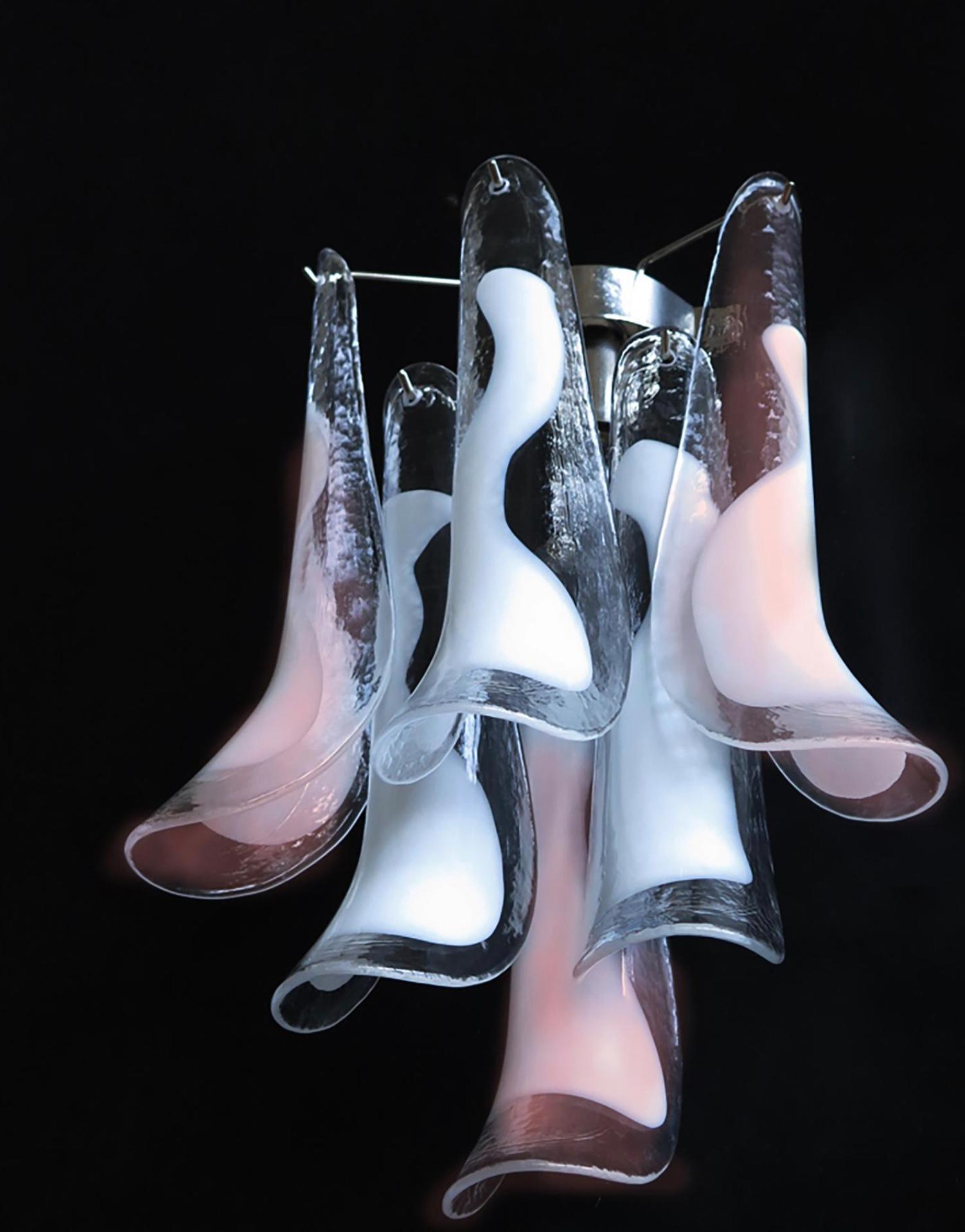 Set of Four Italian White and Pink Petal Murano Sconces In Excellent Condition For Sale In Budapest, HU