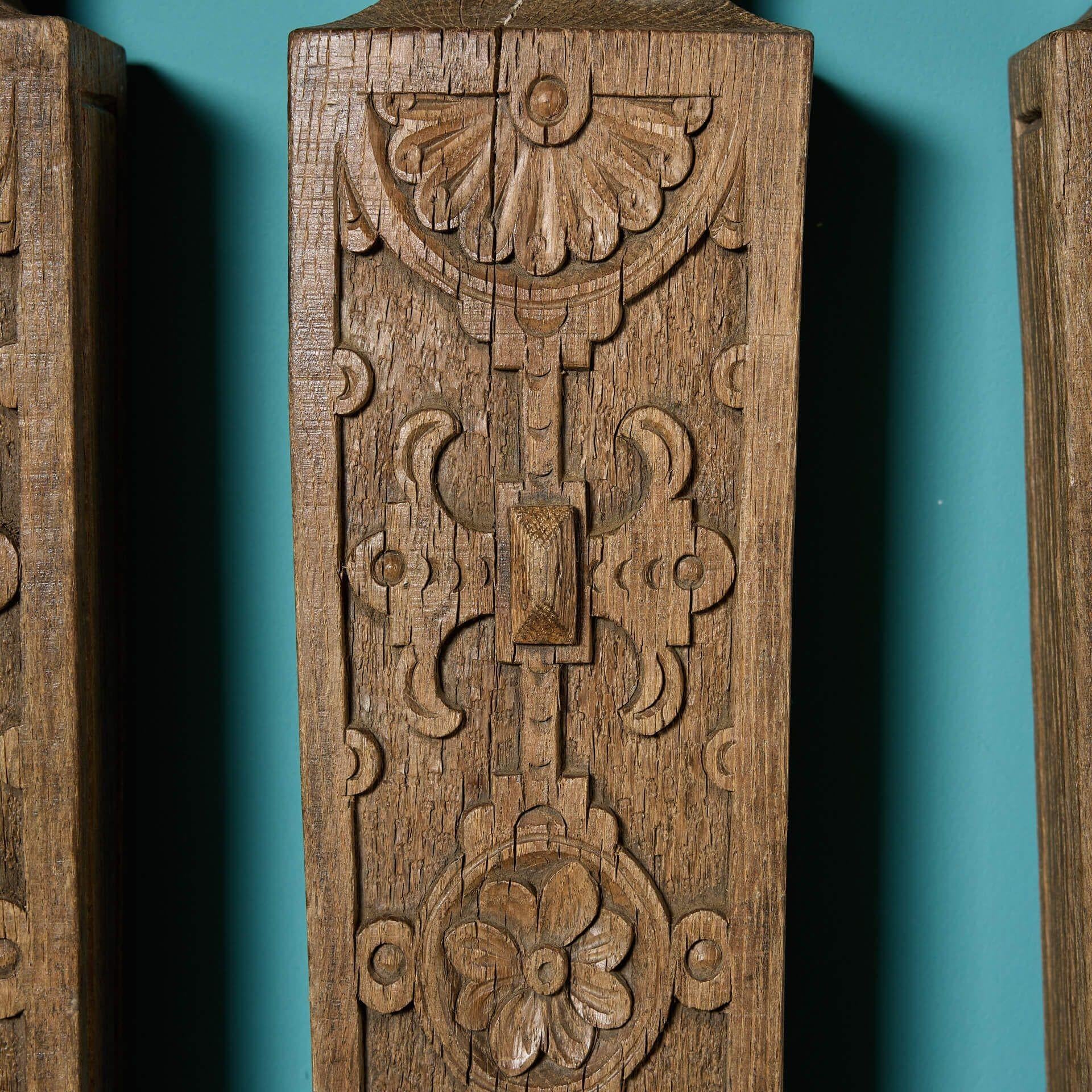 XIXe siècle Ensemble de quatre pilastres en chêne anglais de style Jacobean en vente