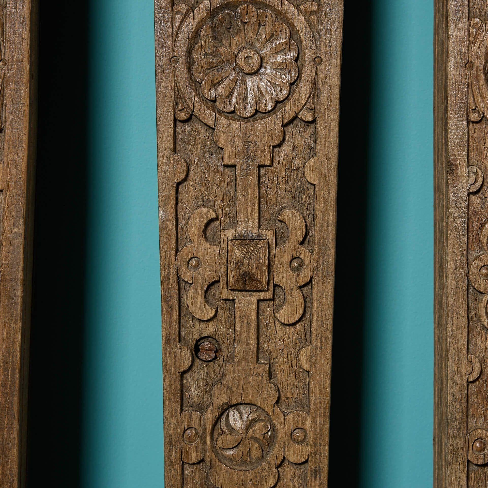 Bois Ensemble de quatre pilastres en chêne anglais de style Jacobean en vente
