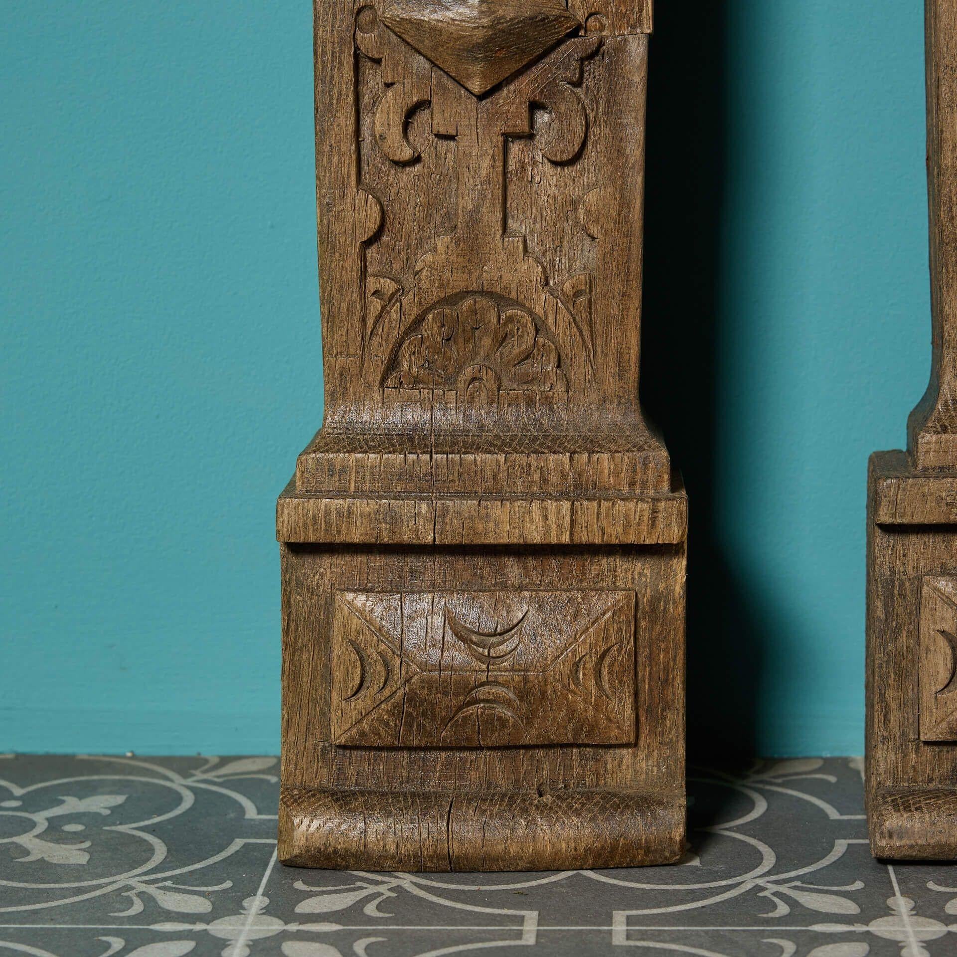 Ensemble de quatre pilastres en chêne anglais de style Jacobean en vente 1