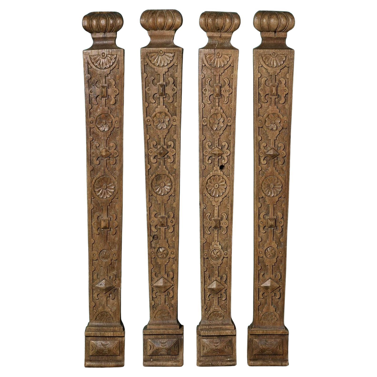 Ensemble de quatre pilastres en chêne anglais de style Jacobean