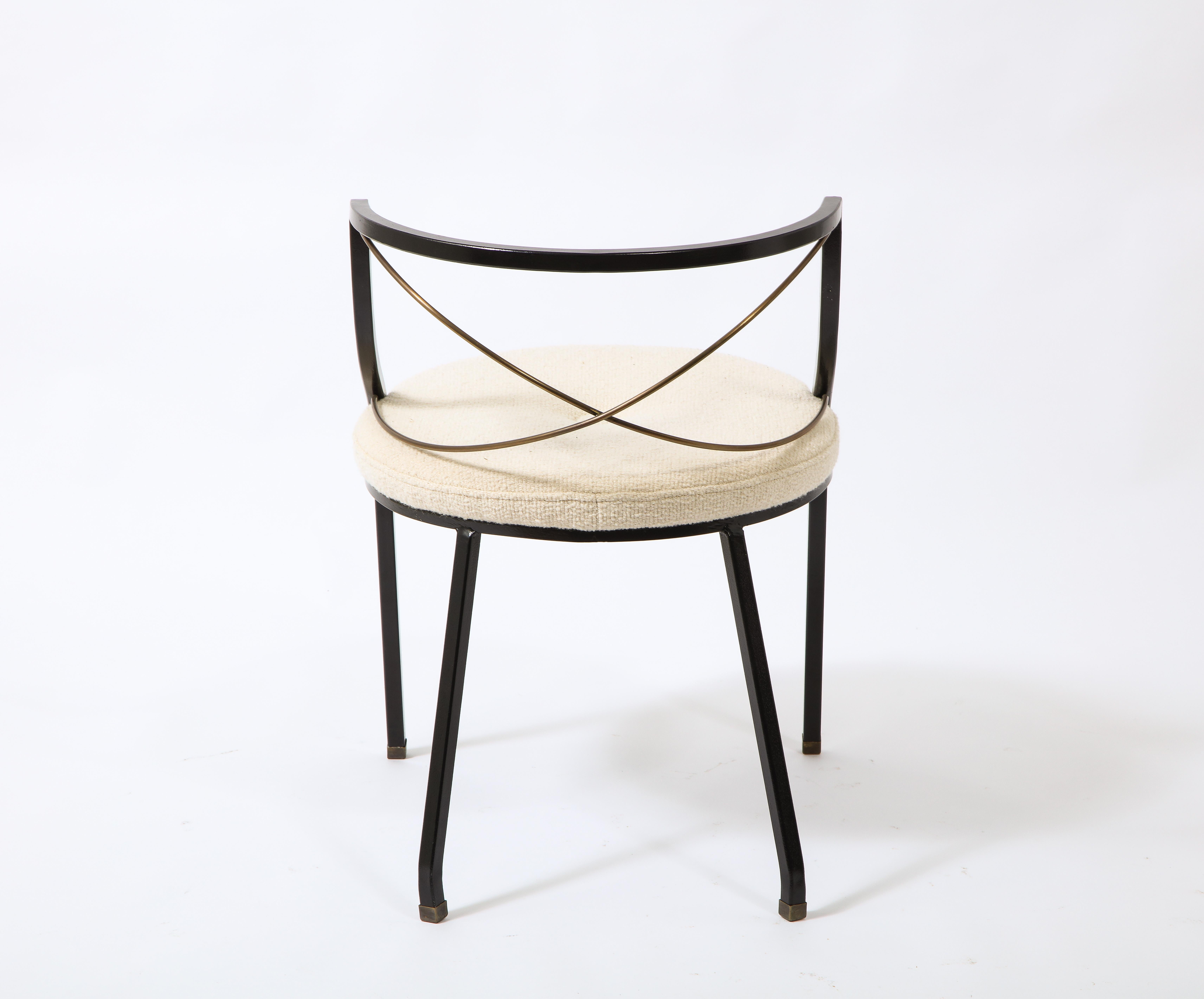 Jansen Juego de cuatro sillones de latón y hierro en bouclé blanco, Francia Años 50 en venta 2