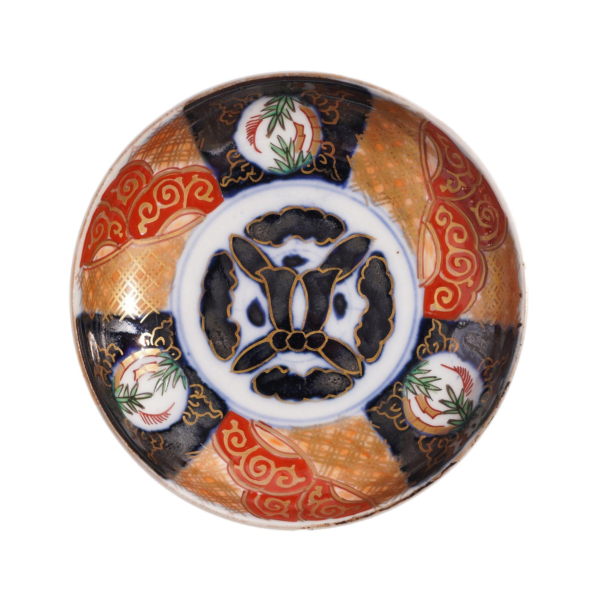 Set of four Japanese Imari porcelain bowls, c. 1880 In Good Condition For Sale In Kenilworth, IL