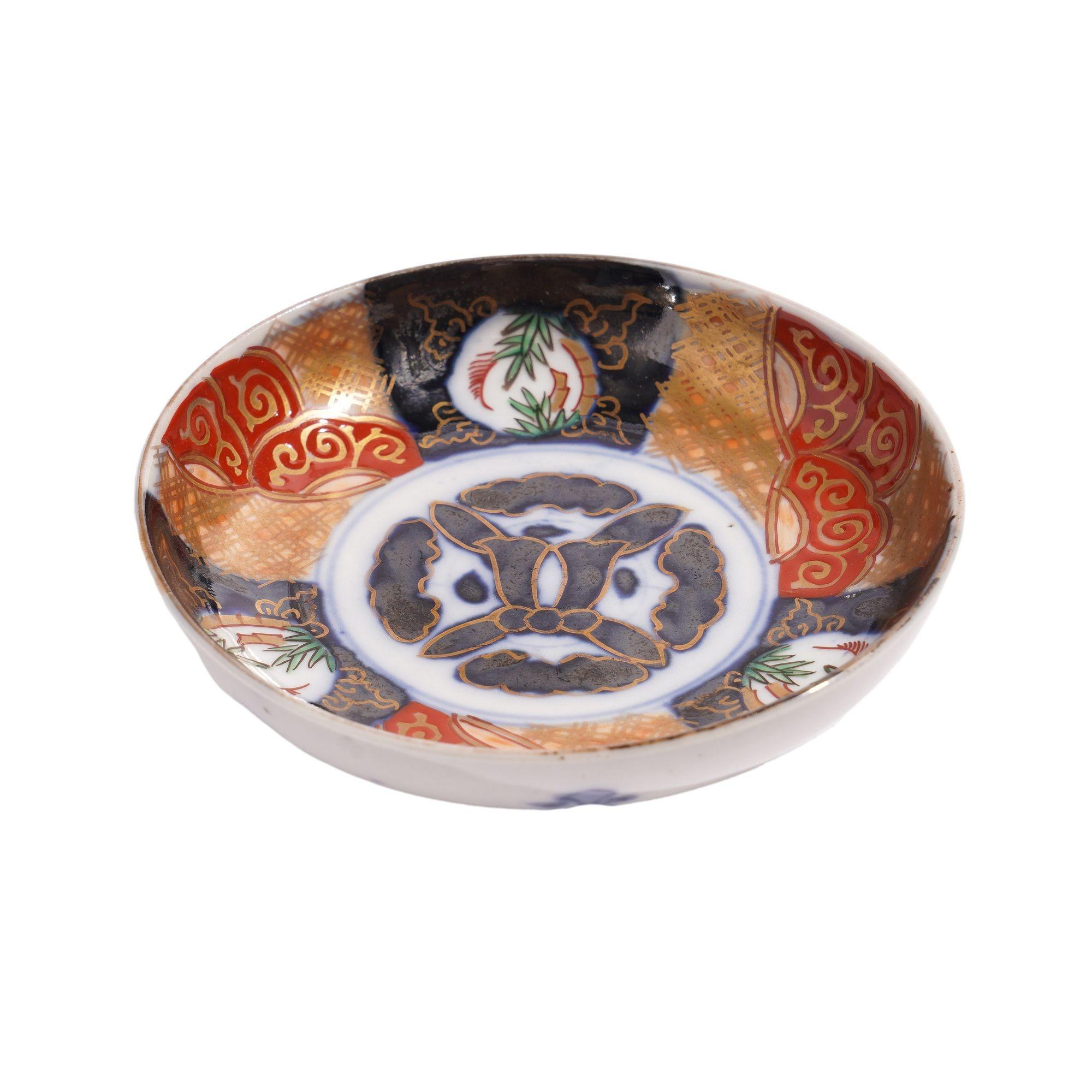 19th Century Set of four Japanese Imari porcelain bowls, c. 1880 For Sale