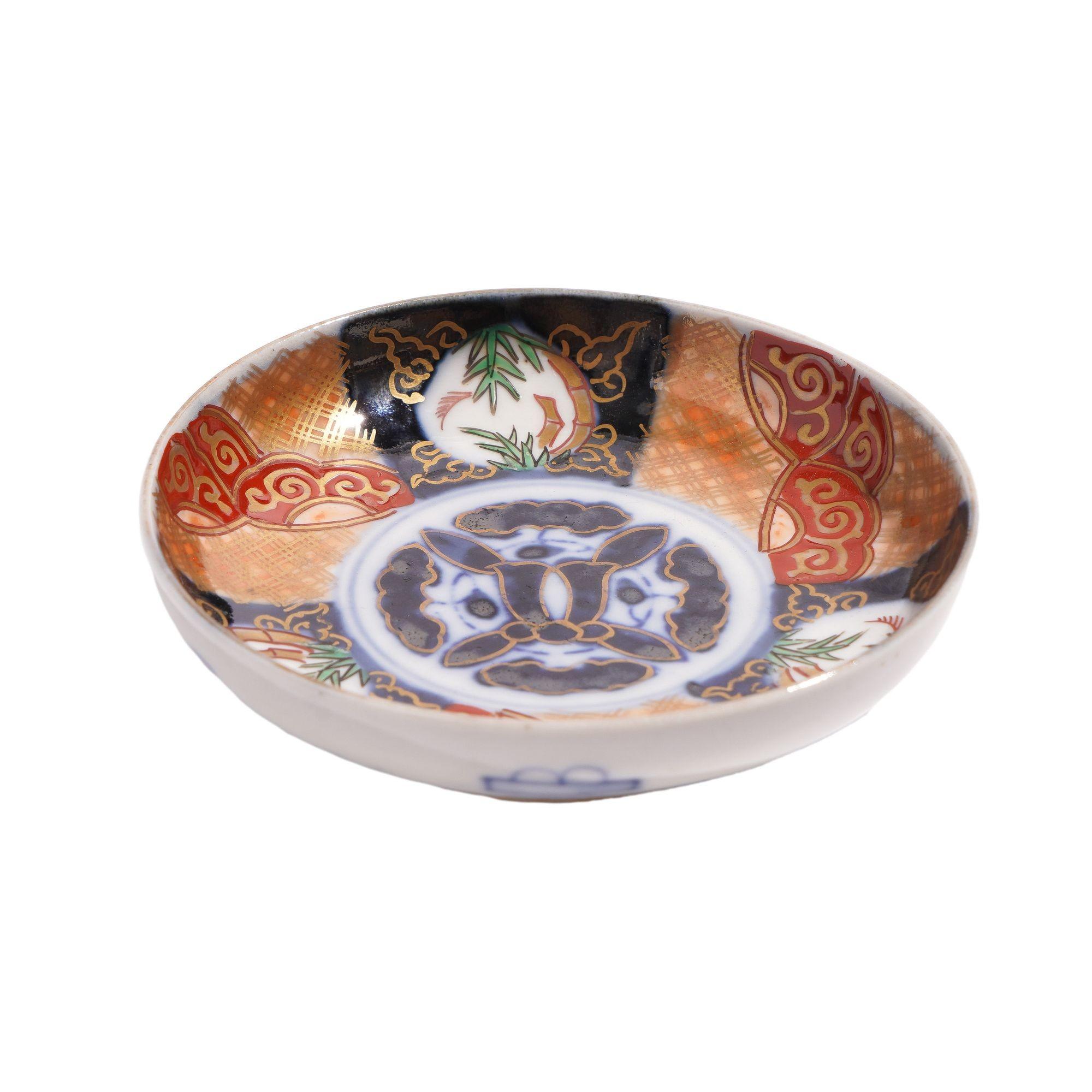 Set of four Japanese Imari porcelain bowls, c. 1880 For Sale 2