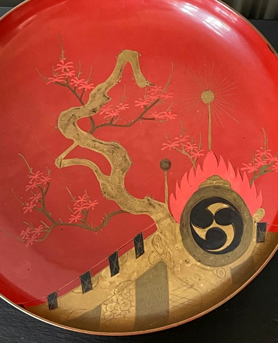 Set of Four Japanese Maki-e Lacquered Pedestal Dishes In Good Condition For Sale In Atlanta, GA