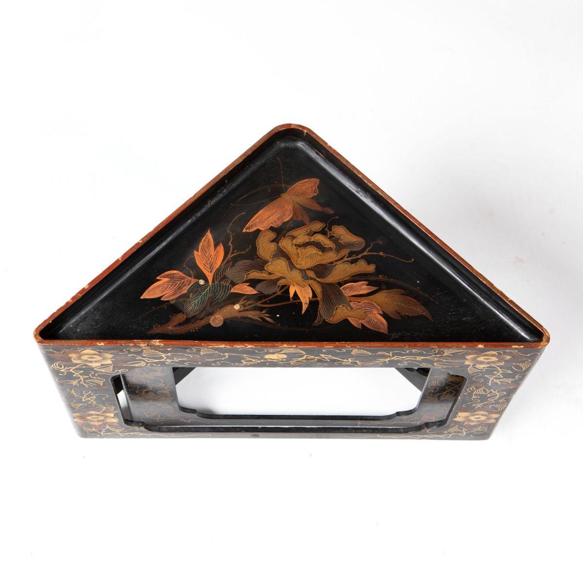 Set of Four Japanese Triangular Nesting Corner Tables, Meiji Period For Sale 5