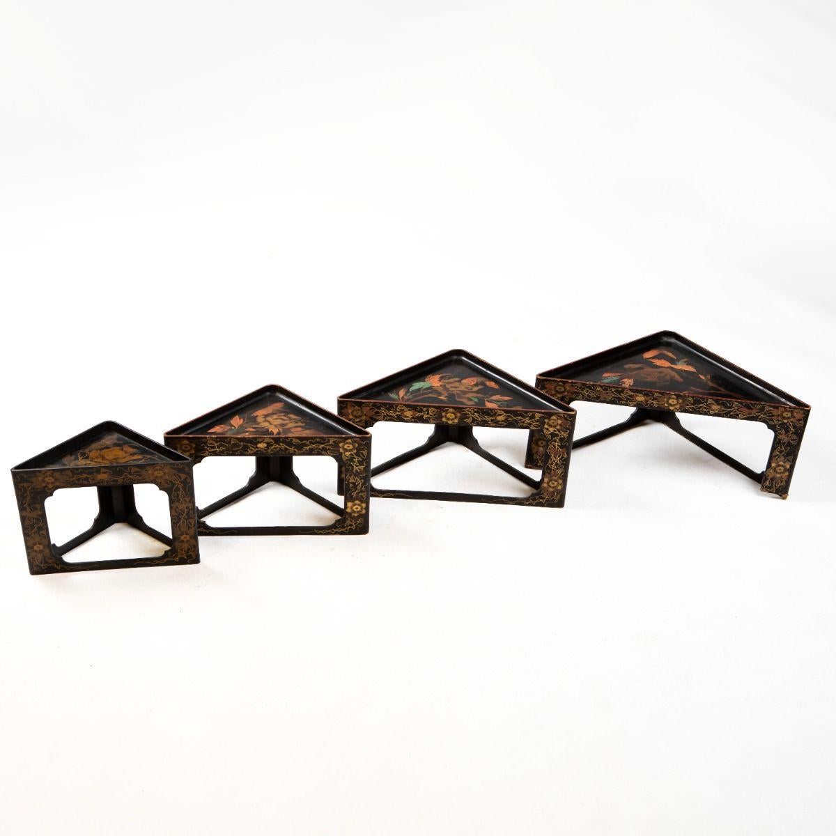 Set of Four Japanese Triangular Nesting Corner Tables, Meiji Period In Good Condition For Sale In Kastrup, DK