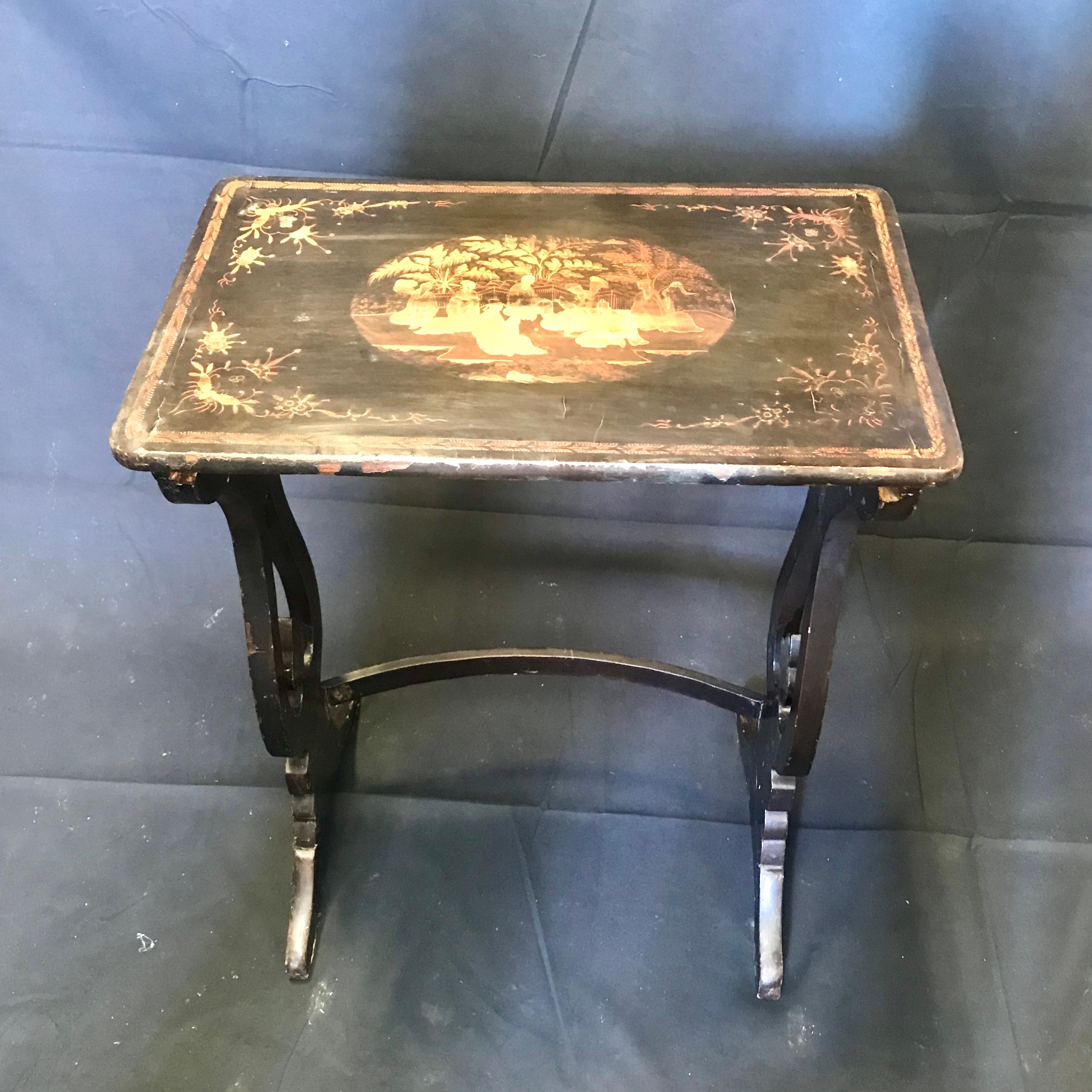 Early 20th Century Set of Four Japanned French Chinoiserie Style Hand Painted Nesting Tables For Sale