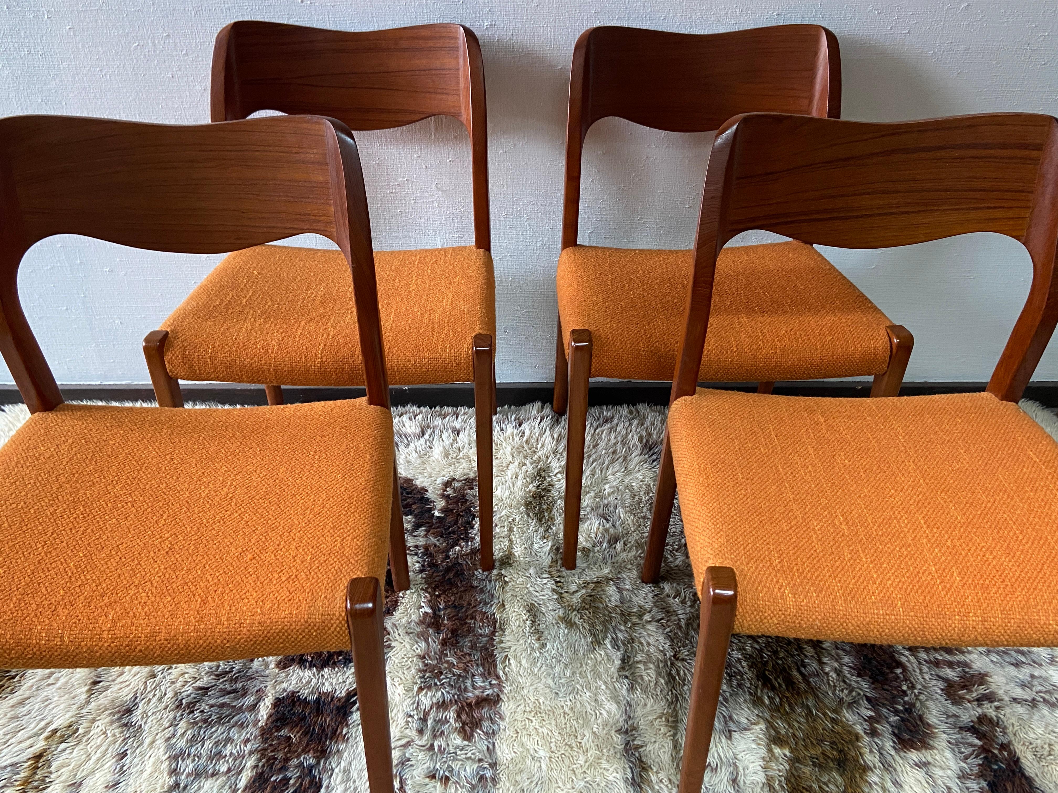 Scandinavo moderno Set di quattro sedie da pranzo Niels Moller modello 71 con imbottitura originale in lana in vendita
