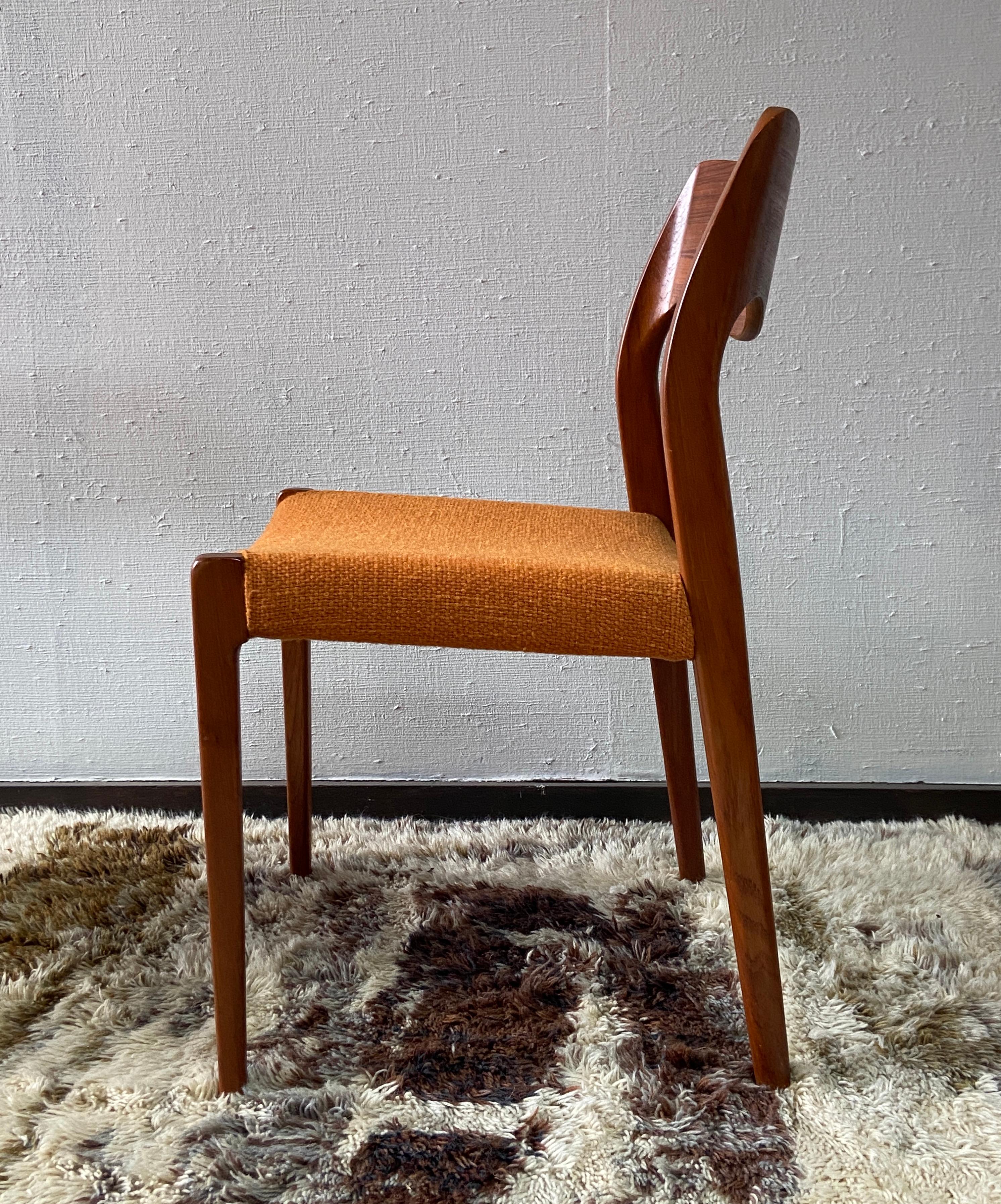 Metà XX secolo Set di quattro sedie da pranzo Niels Moller modello 71 con imbottitura originale in lana in vendita