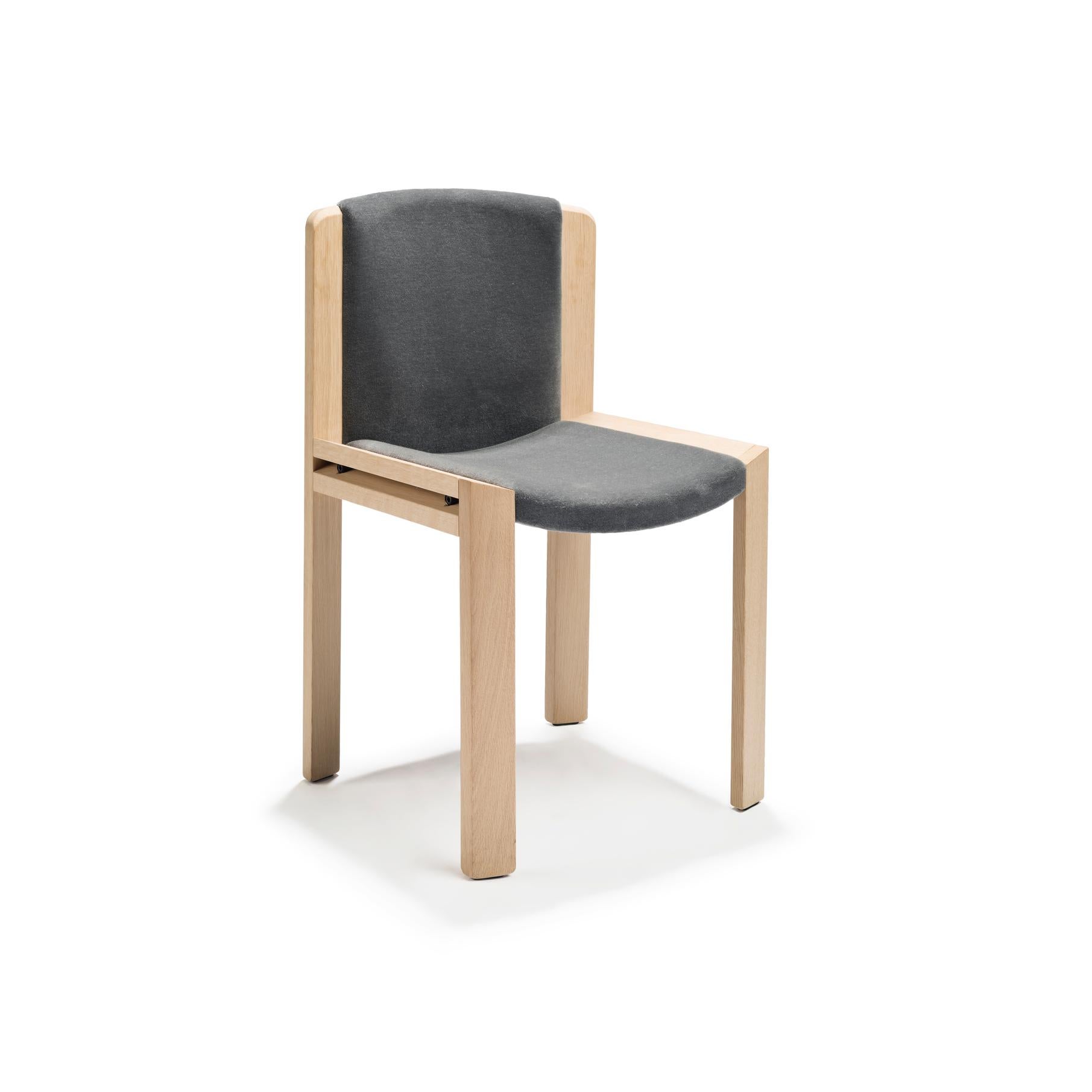 Satz von vier Joe Colombo-Stühlen „Chair 300“ aus Holz und Kvadrat-Stoff von Karakter (21. Jahrhundert und zeitgenössisch) im Angebot