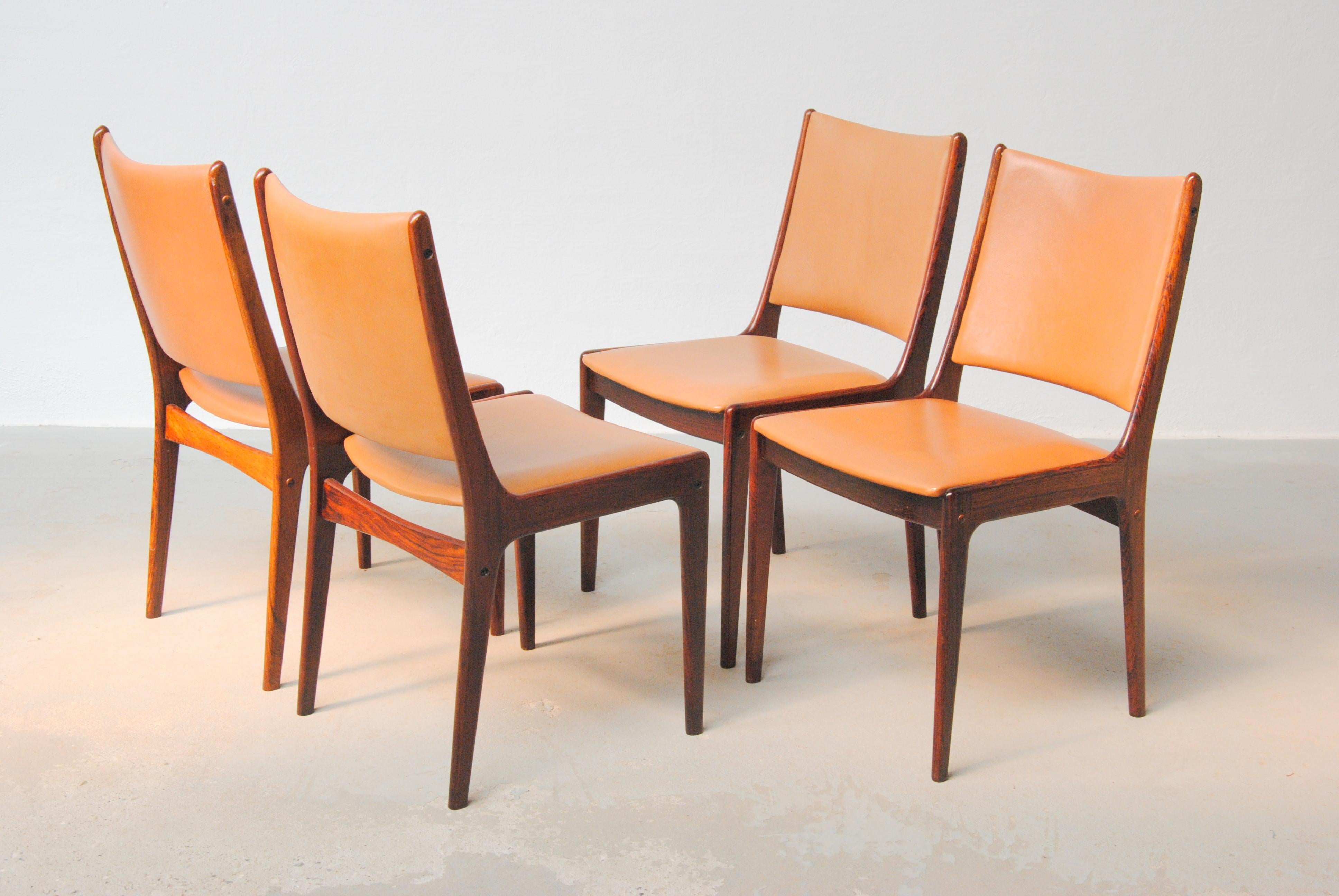 Vier vollständig restaurierte Johannes-Andersen-Esszimmerstühle aus Palisanderholz aus den 1960er Jahren von Uldum Møbler, Dänemark.

Die Esszimmerstühle zeichnen sich durch ein schlichtes, aber elegantes Design aus, das in den meisten Häusern eine