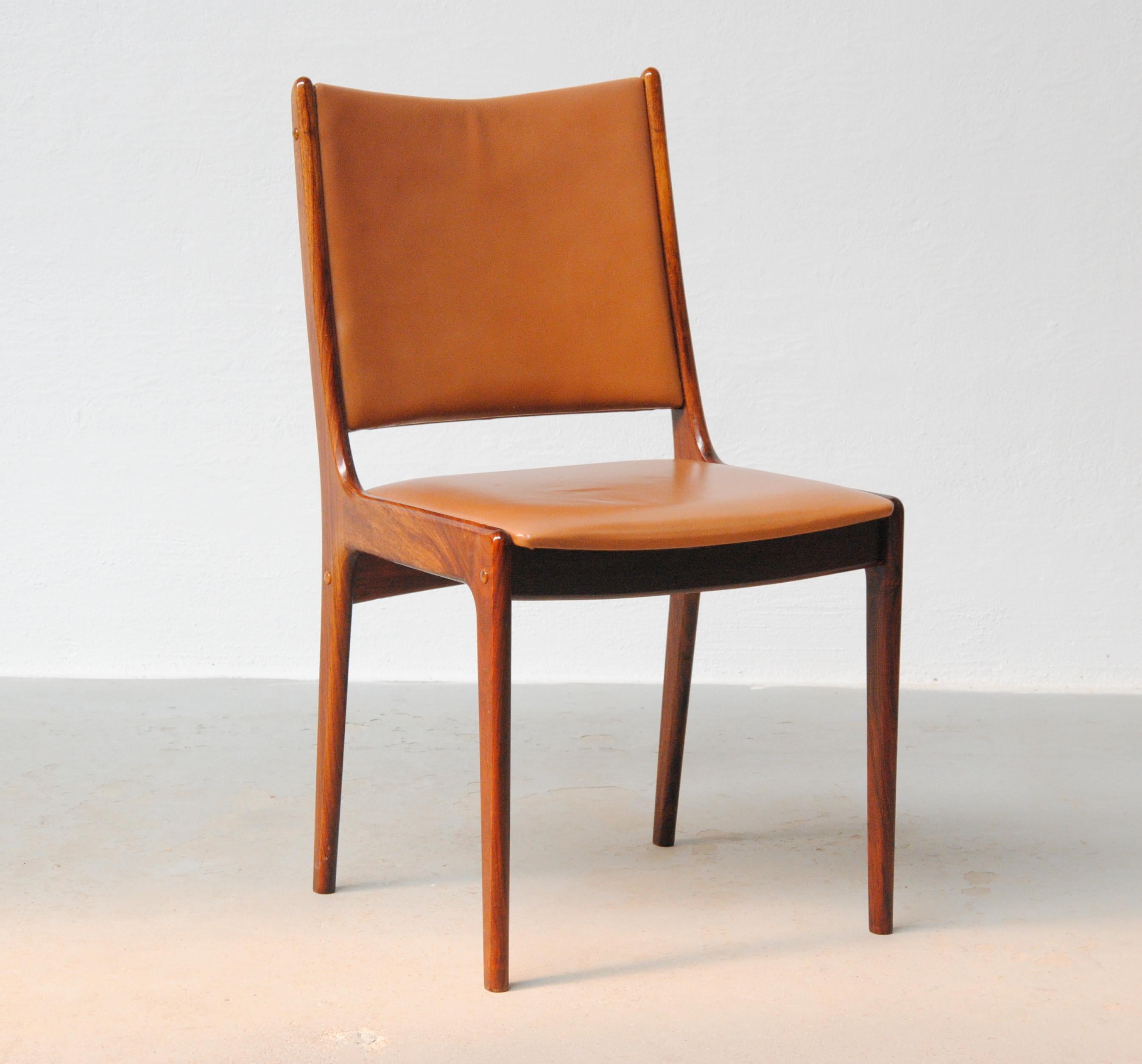 Scandinave moderne Quatre chaises de salle à manger en bois de rose restaurées de Johannes Andersen, dont le rembourrage est personnalisé en vente