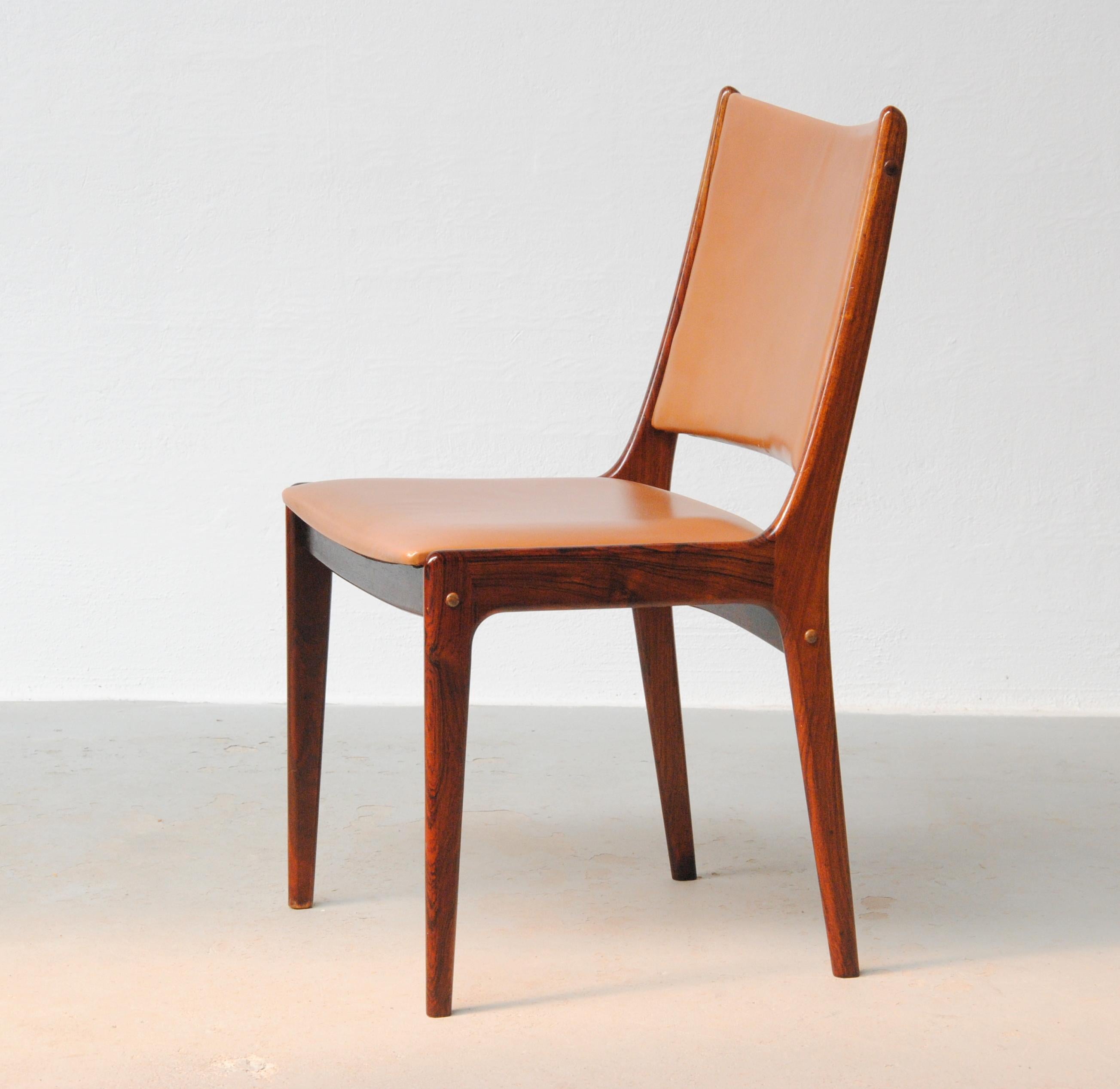 Quatre chaises de salle à manger en bois de rose restaurées de Johannes Andersen, dont le rembourrage est personnalisé Bon état - En vente à Knebel, DK