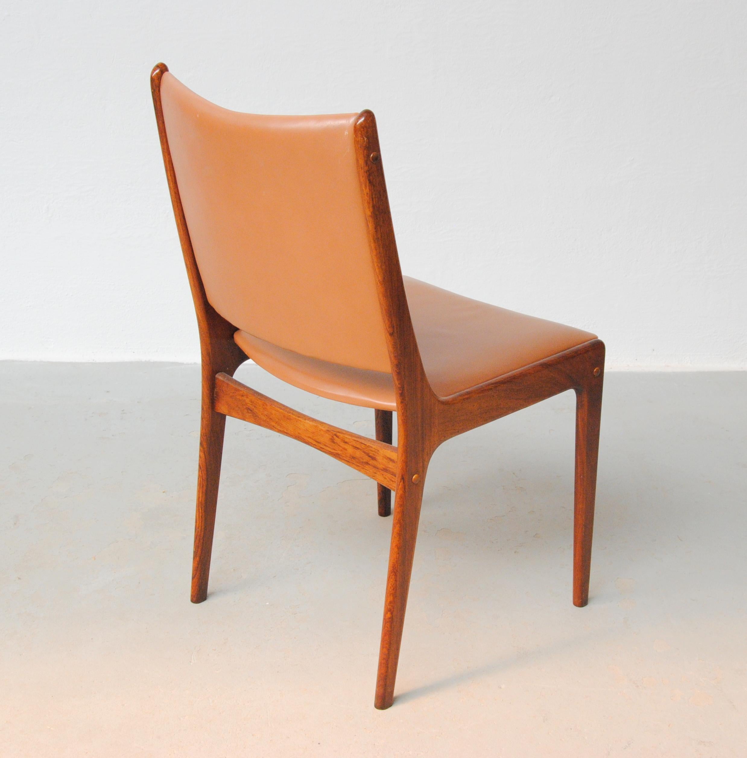 Milieu du XXe siècle Quatre chaises de salle à manger en bois de rose restaurées de Johannes Andersen, dont le rembourrage est personnalisé en vente