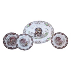 Ensemble de quatre assiettes plates Johnson Bros et d'un plat Johnson Bros