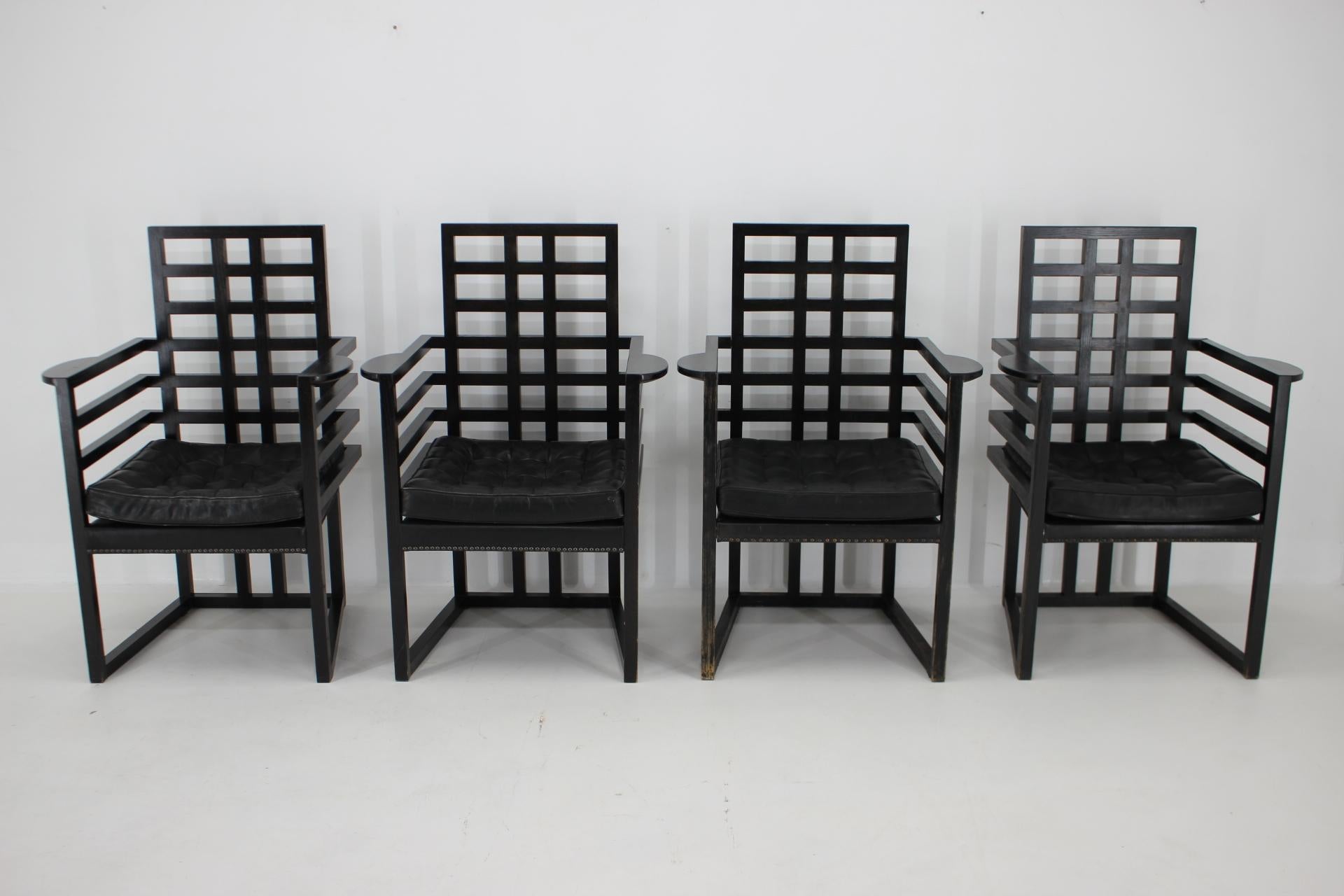 - Stühle, entworfen von Josef Hoffmann und hergestellt von Wittmann (Österreich)
- Ursprünglich 1908 entworfen, stammen diese Beispiele aus der zweiten Hälfte des zwanzigsten Jahrhunderts. 
- Ebonisierte Eschenholzrahmen mit Knopf
- getuftete