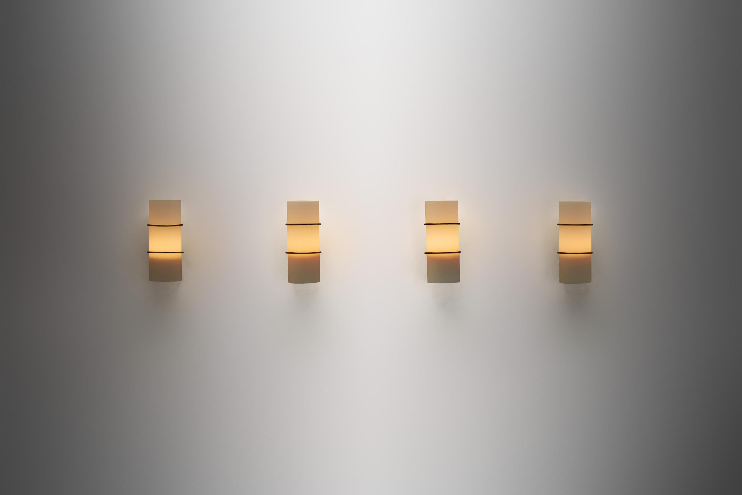 Metà XX secolo Set di quattro lampade da parete 
