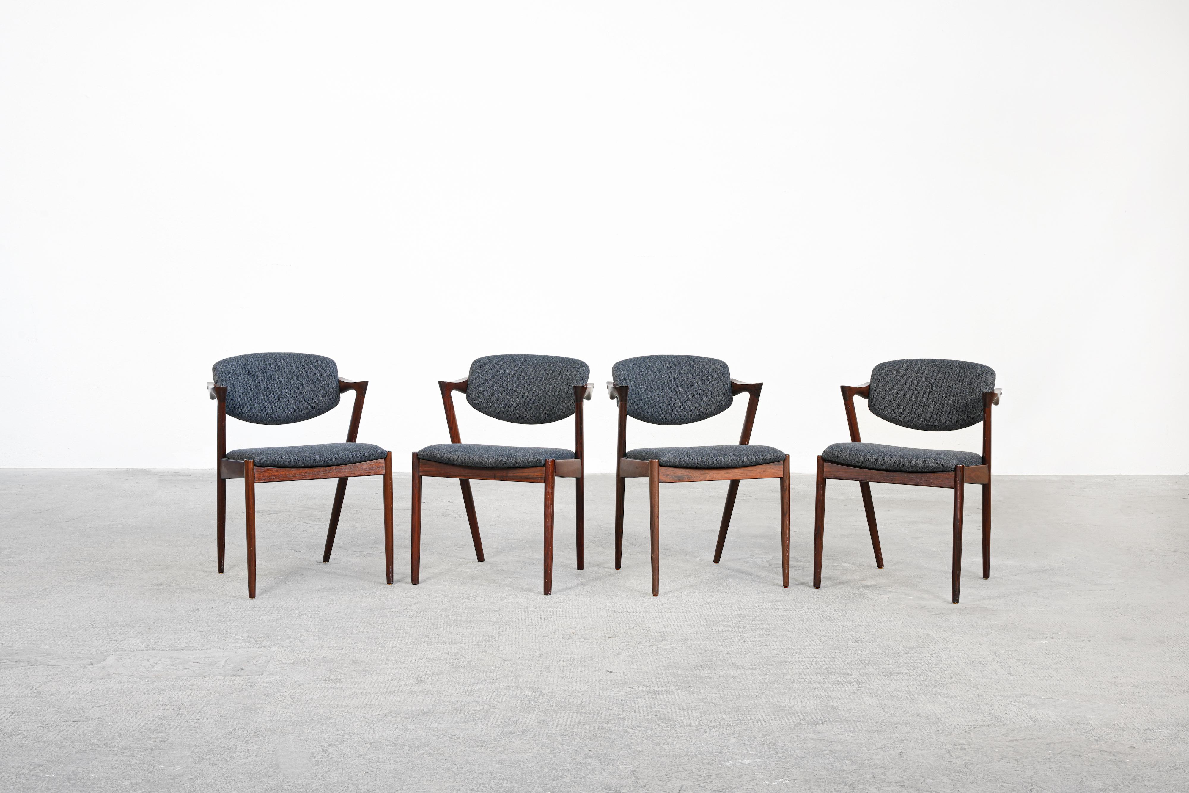 Très bel ensemble de quatre chaises de salle à manger conçu par Kai Kristiansen et produit par V. Schou Andersen, Danemark en 1964. Les chaises sont en très bon état, elles ont toutes été récemment retapissées avec un tissu de haute qualité en gris