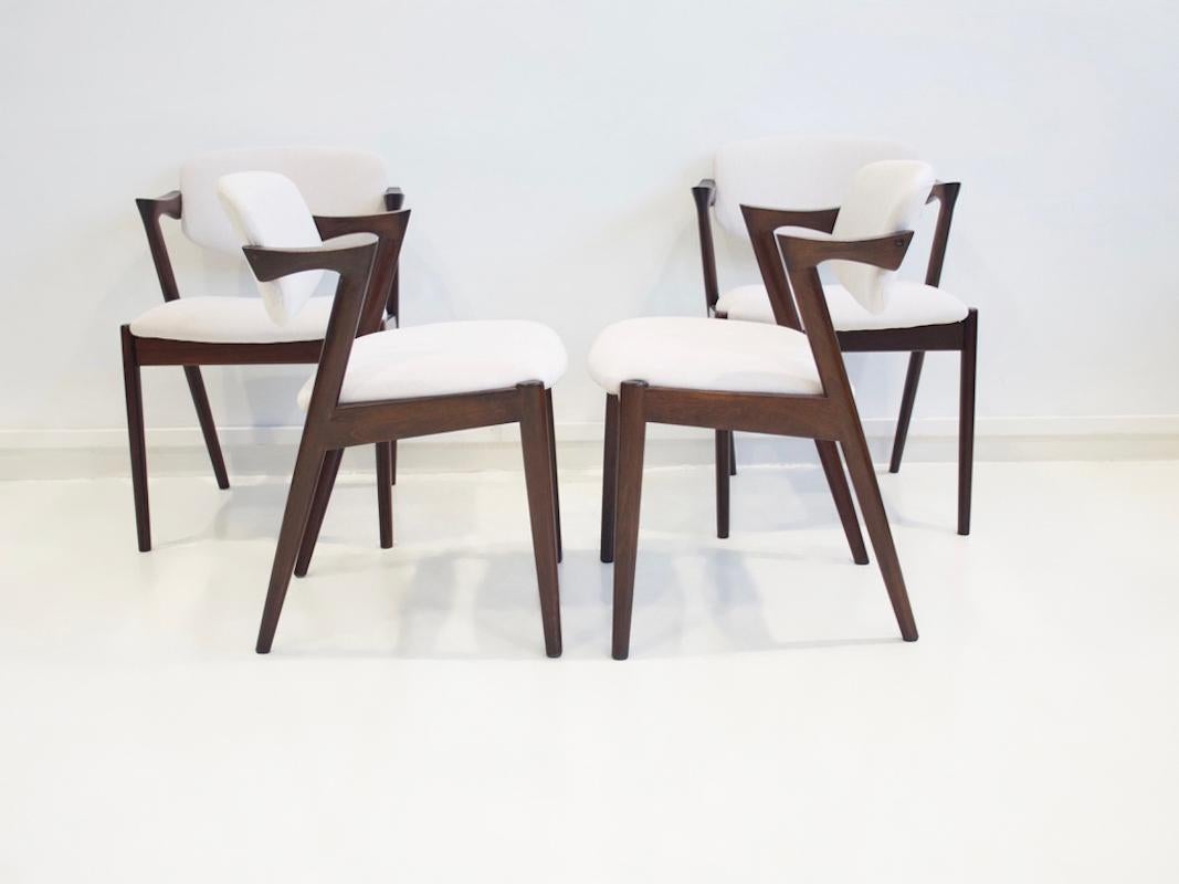 Set of Four Kai Kristiansen Model 42 Chairs with White Upholstery In Good Condition In Madrid, ES